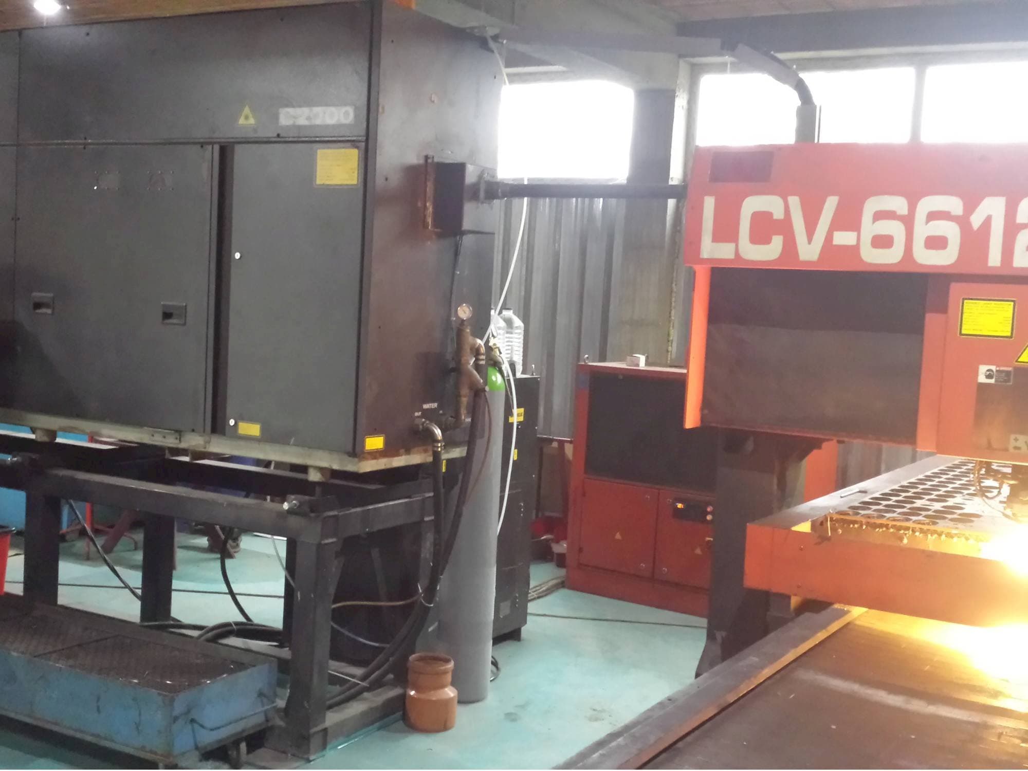 Widok z przodu maszyny AMADA LCV 6612 II