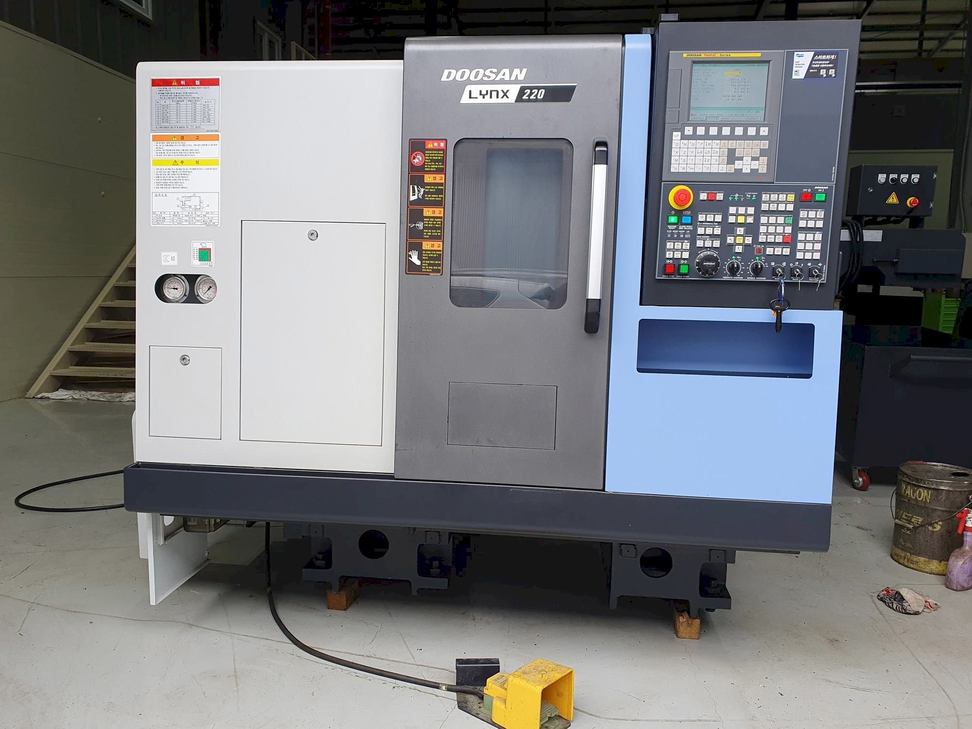 Widok z przodu maszyny Doosan LYNX220C