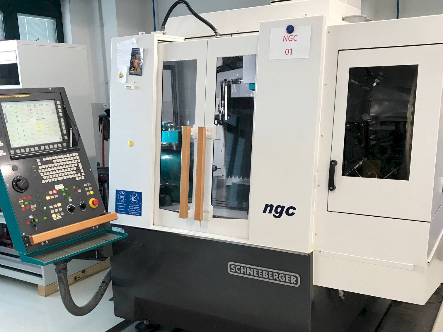 Widok z przodu maszyny Schneeberger NGC