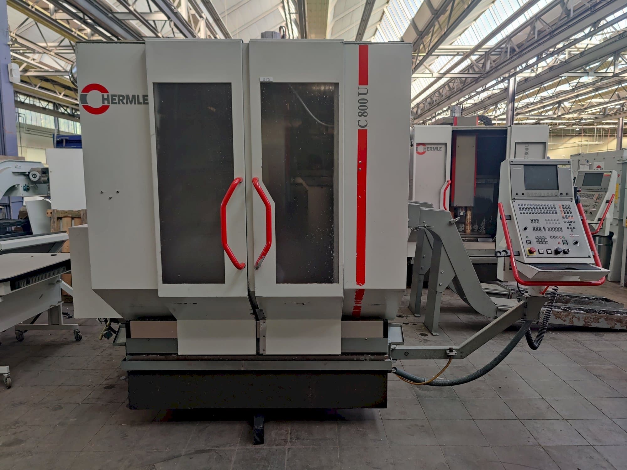 Widok z przodu maszyny HERMLE C800U