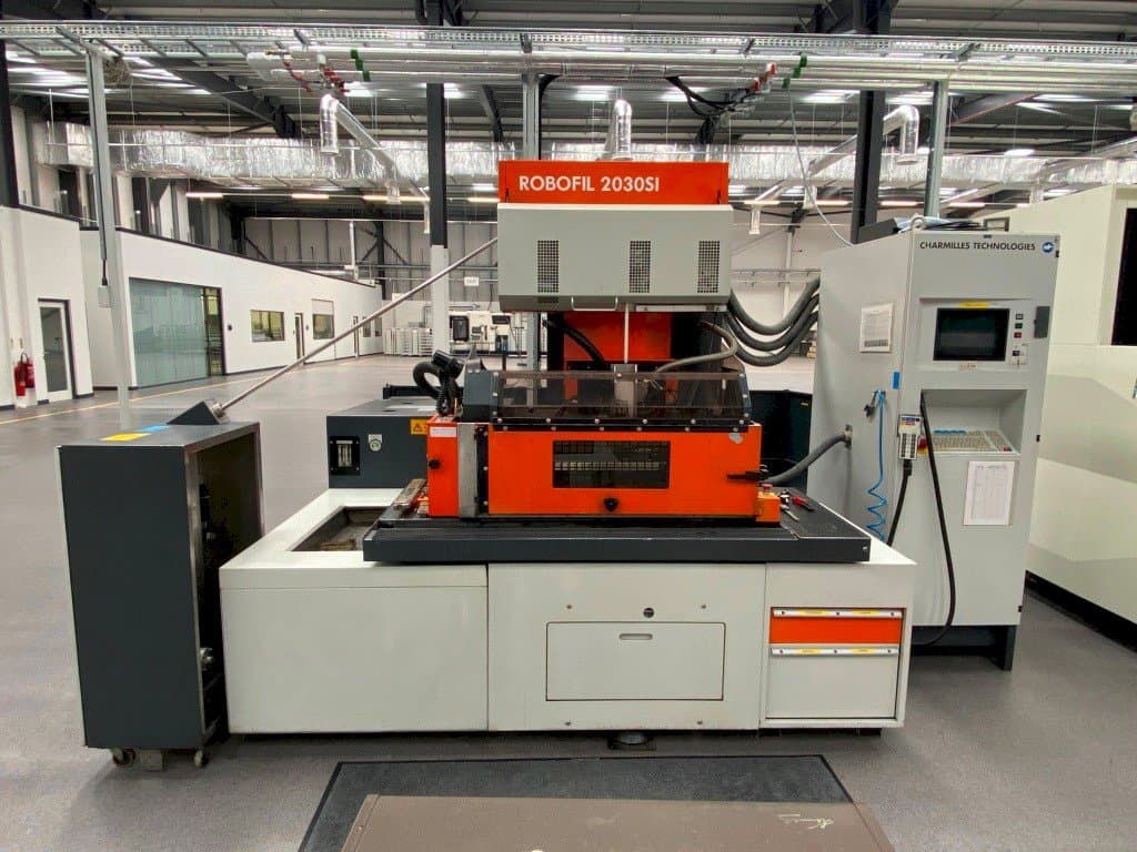 Widok z przodu maszyny CHARMILLES ROBOFIL 2030SI