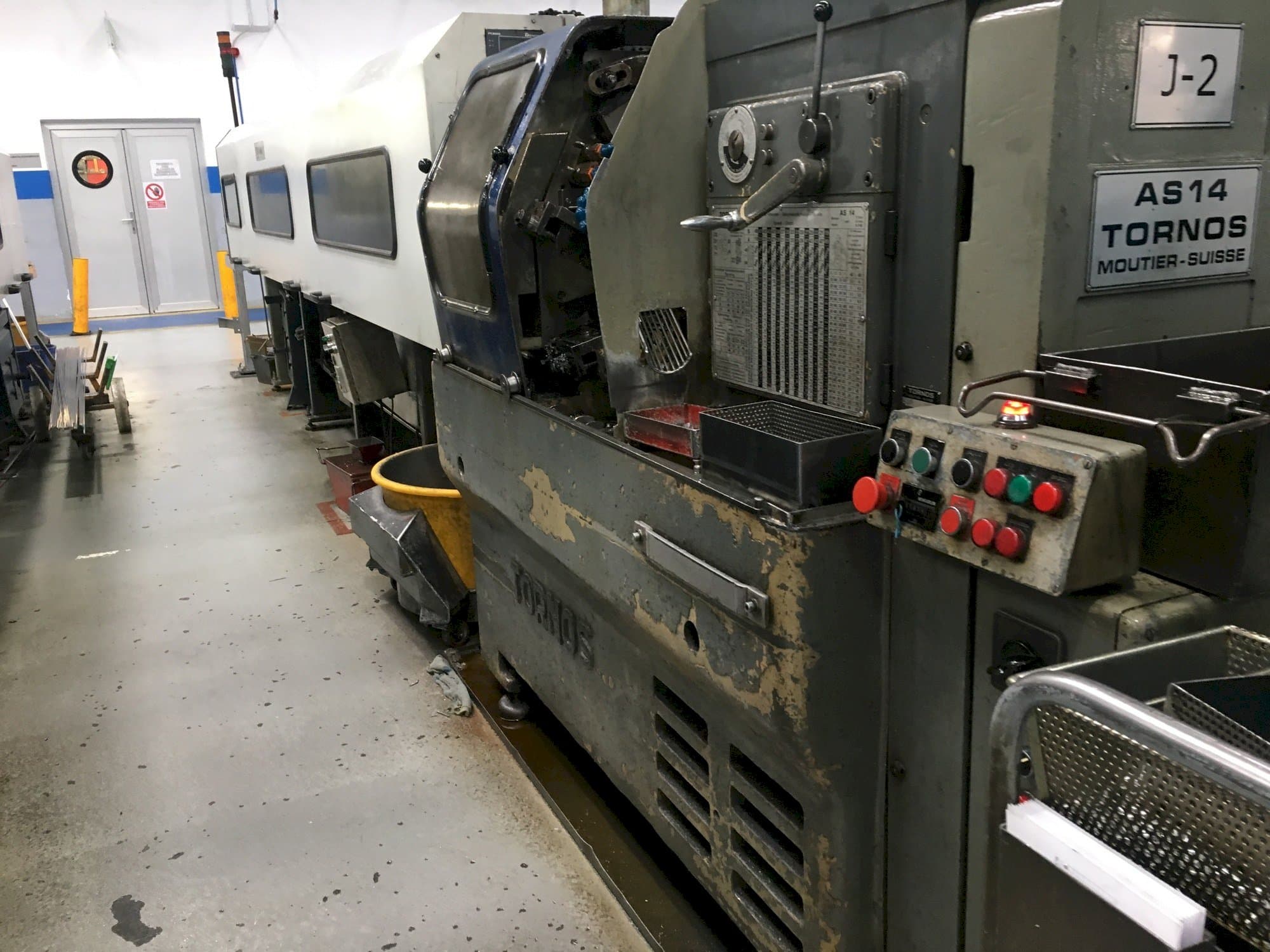 Widok z przodu maszyny Tornos-Moutier Suisse AS 14