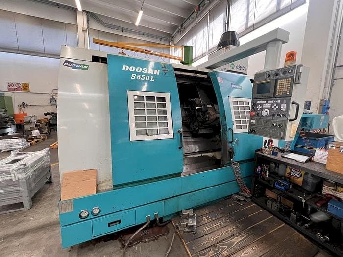 Widok z przodu maszyny Doosan S550L