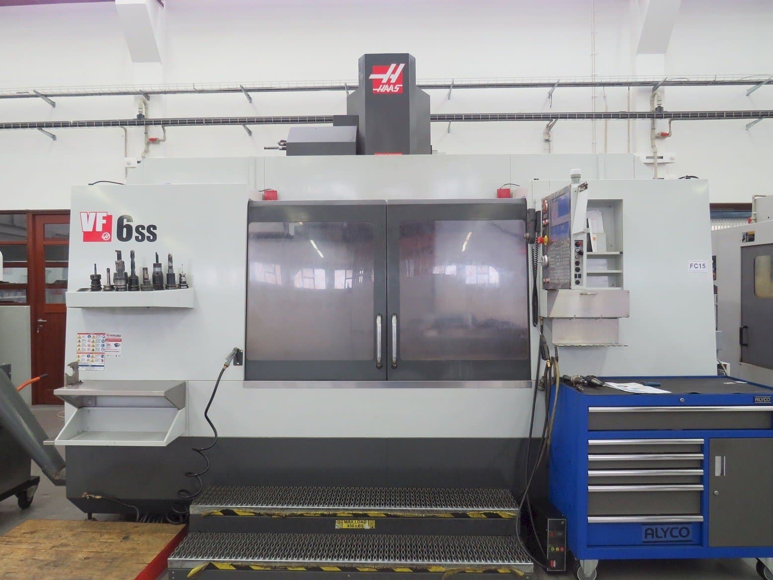Widok z przodu maszyny HAAS VF-6SS