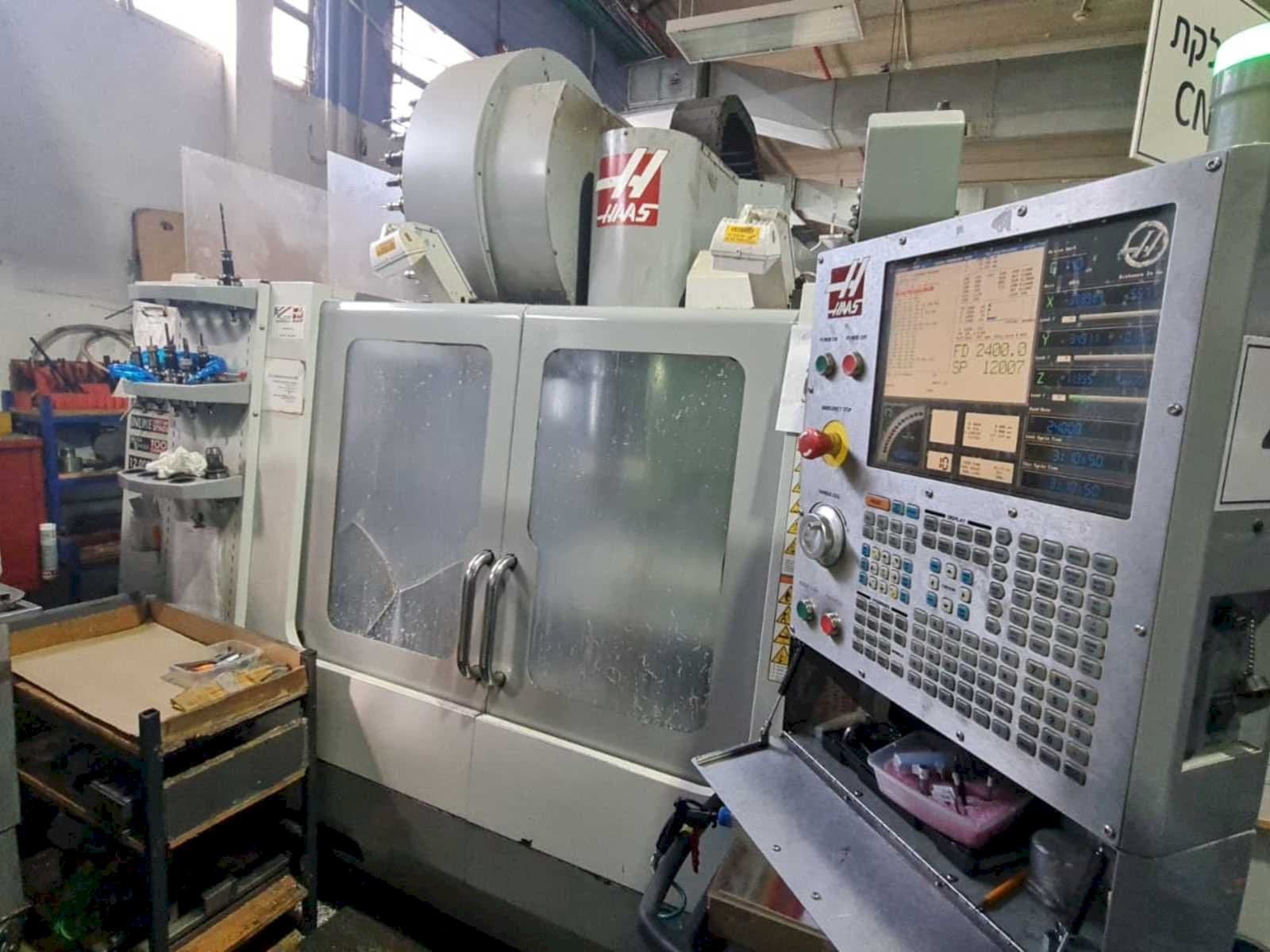 Widok z przodu maszyny HAAS VF-3SS