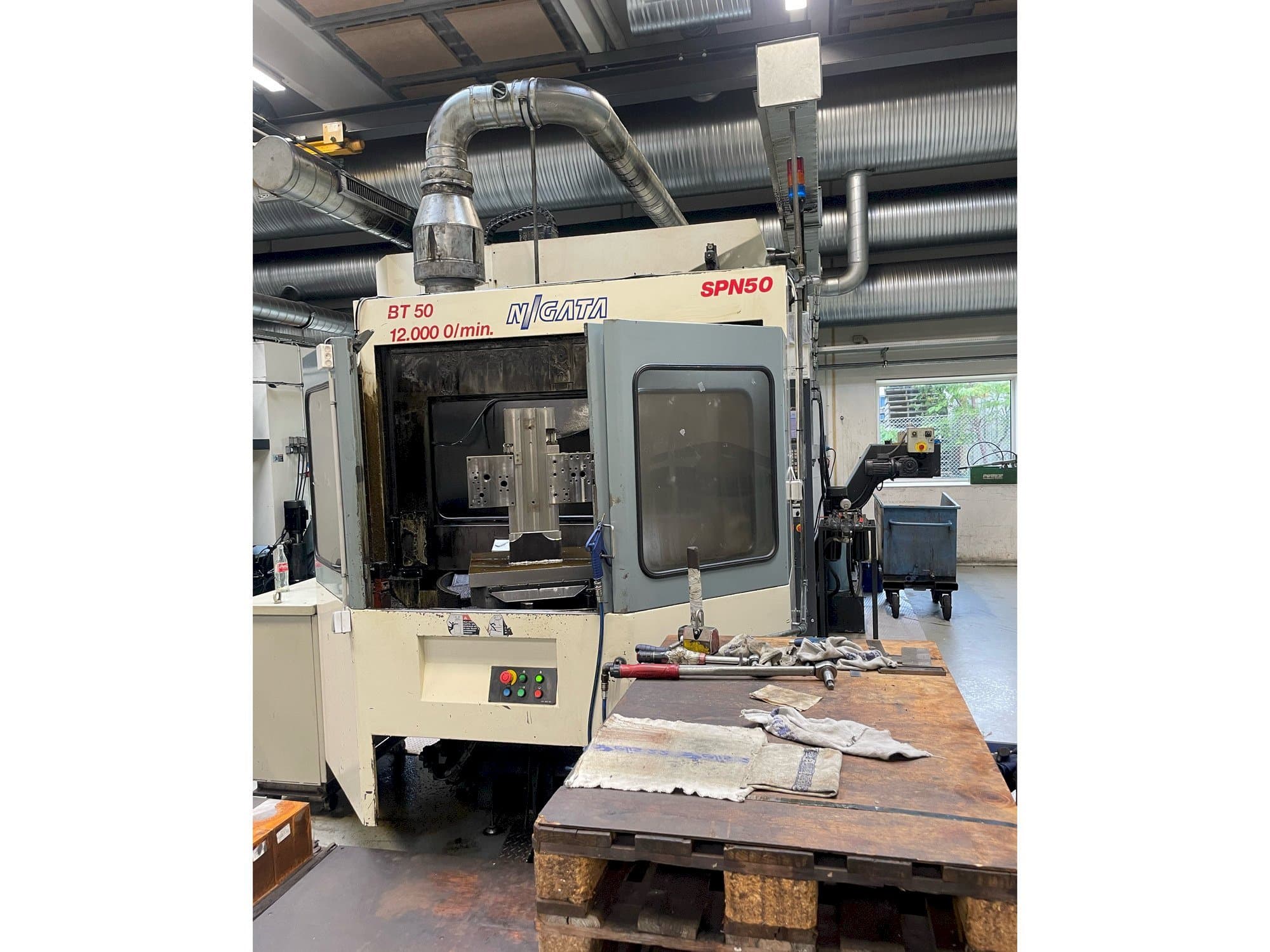 Widok z przodu maszyny Niigata SPN 50