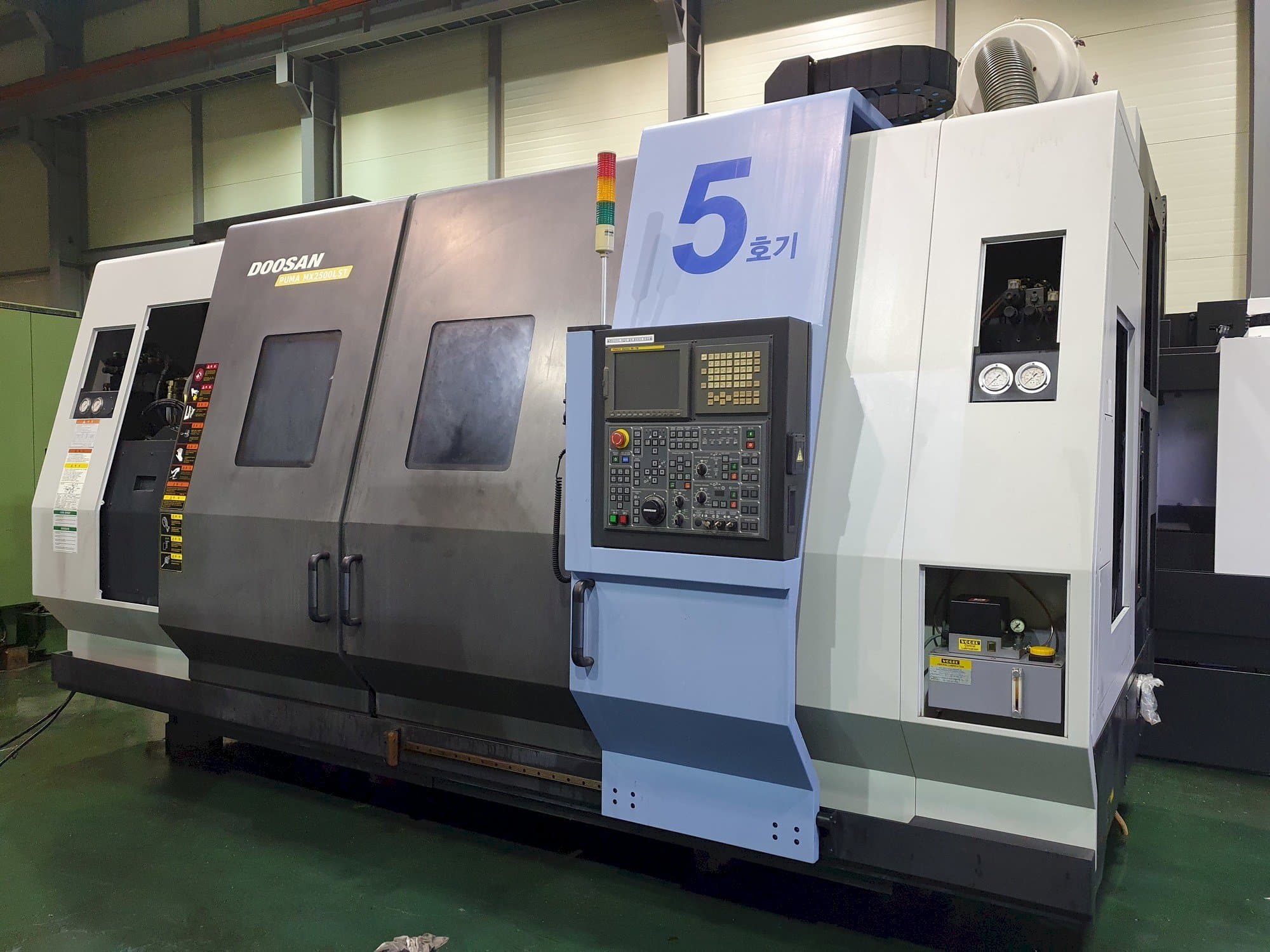 Widok z przodu maszyny Doosan Puma MX2500LST
