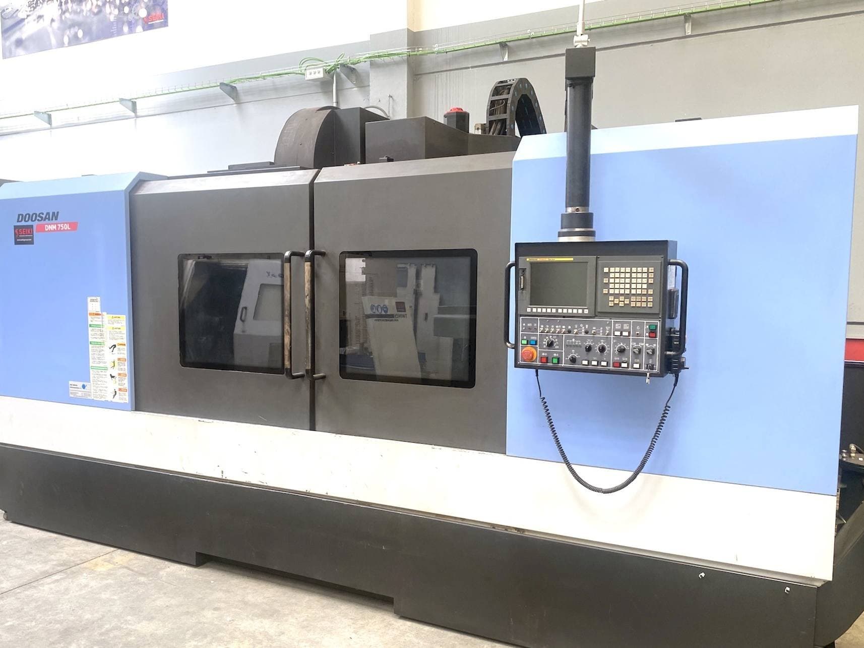 Widok z przodu maszyny Doosan DNM 750L