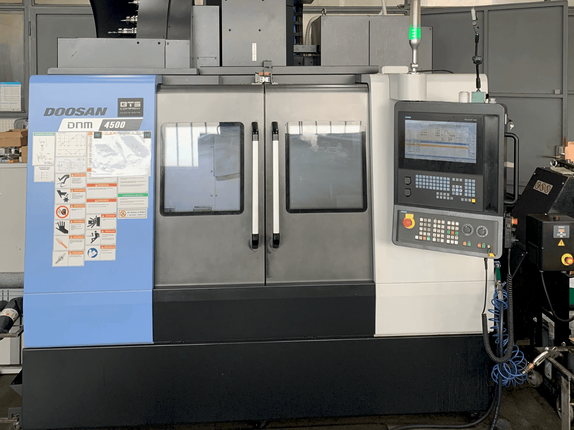 Widok z przodu maszyny DOOSAN DNM 4500