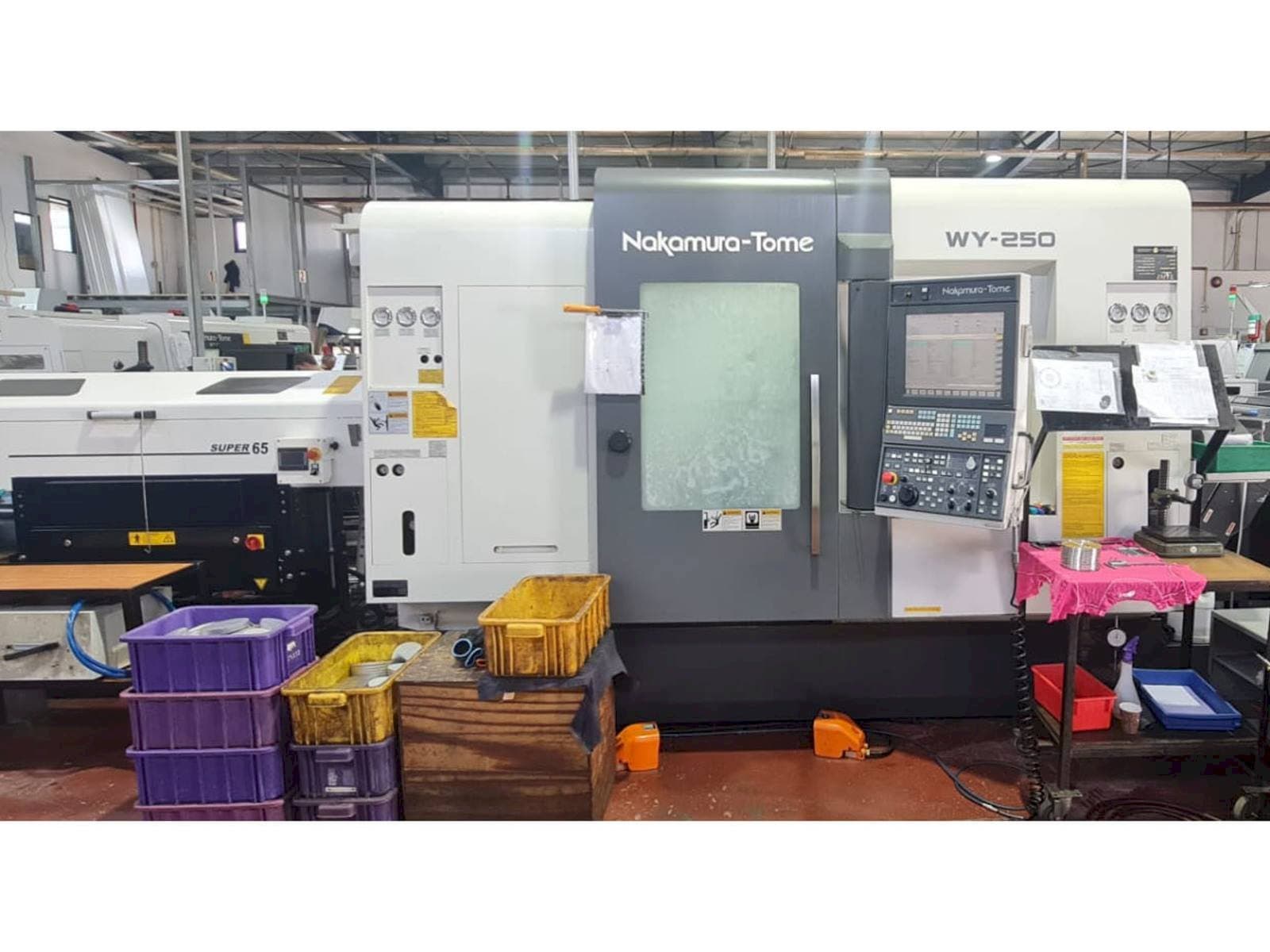 Widok z przodu maszyny NAKAMURA-TOME WY 250