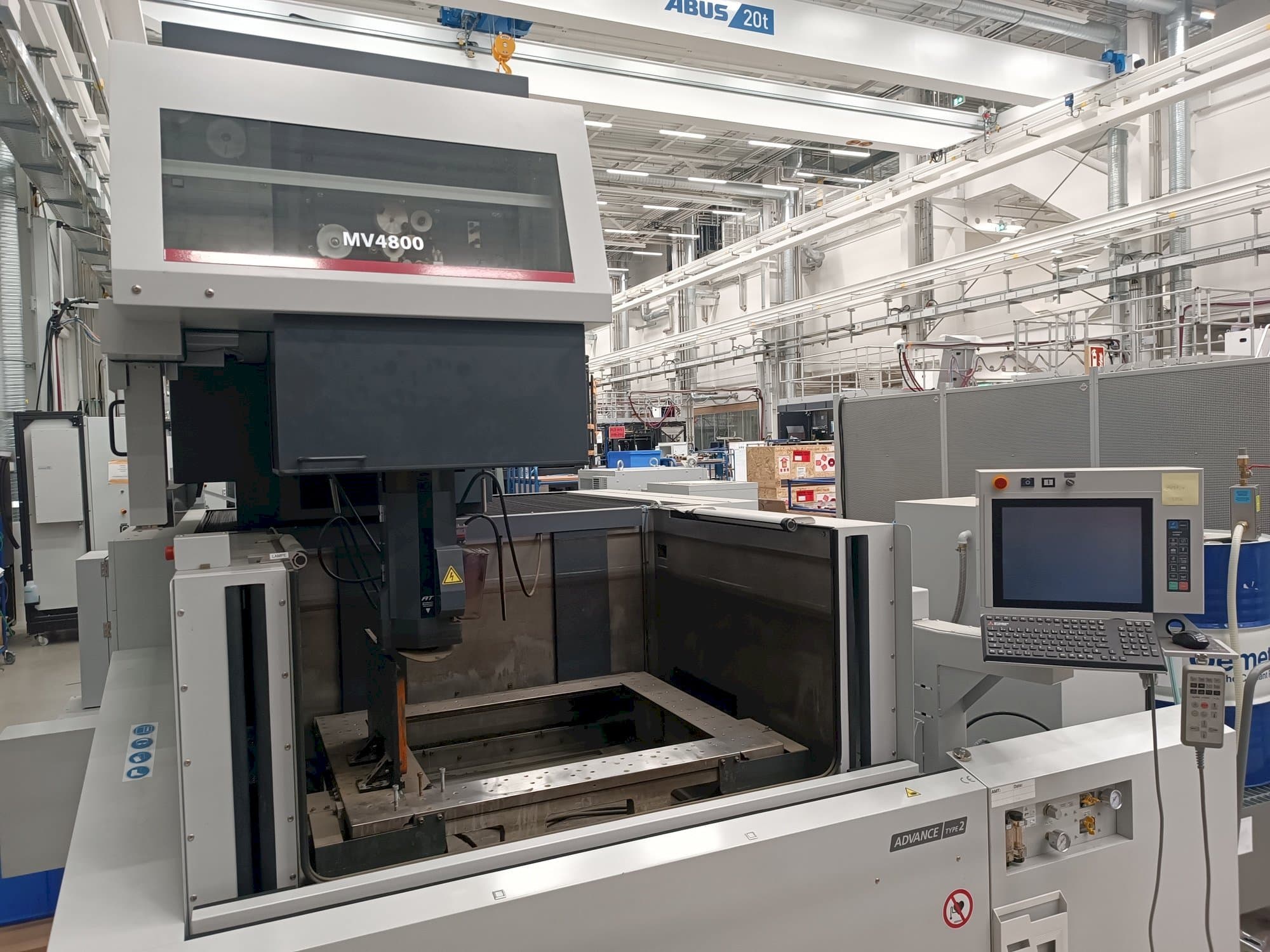 Widok z przodu maszyny Mitsubishi MV4800