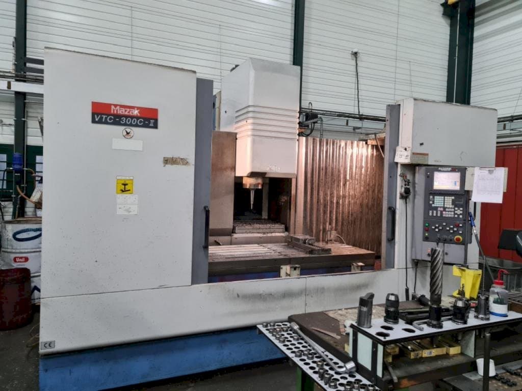 Widok z przodu maszyny Mazak VTC 300C