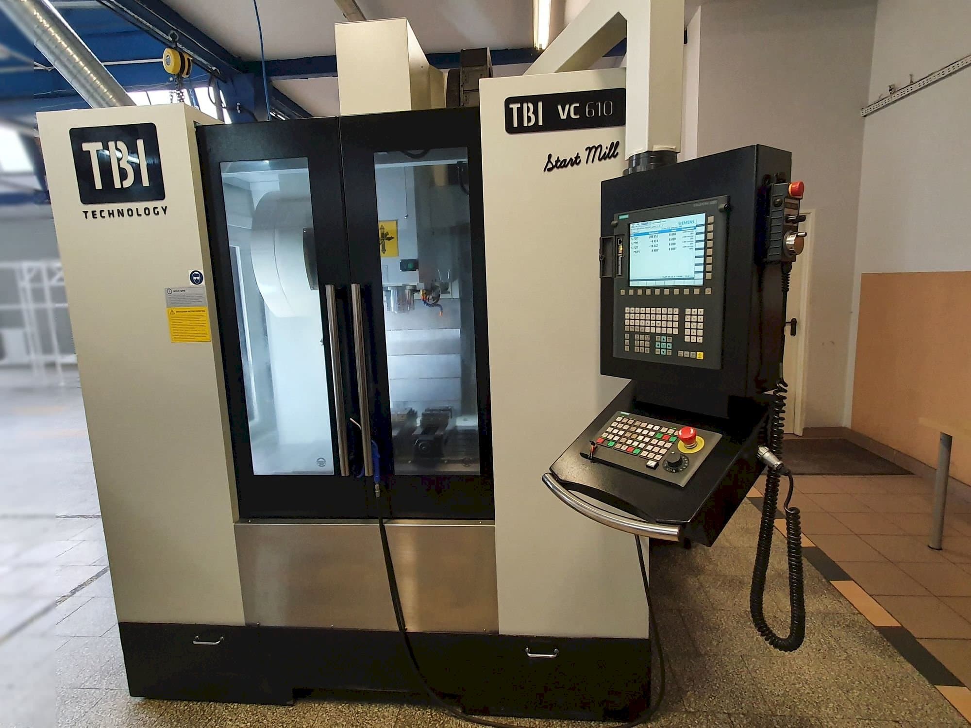 Widok z przodu maszyny TBI VC610 Start Mill