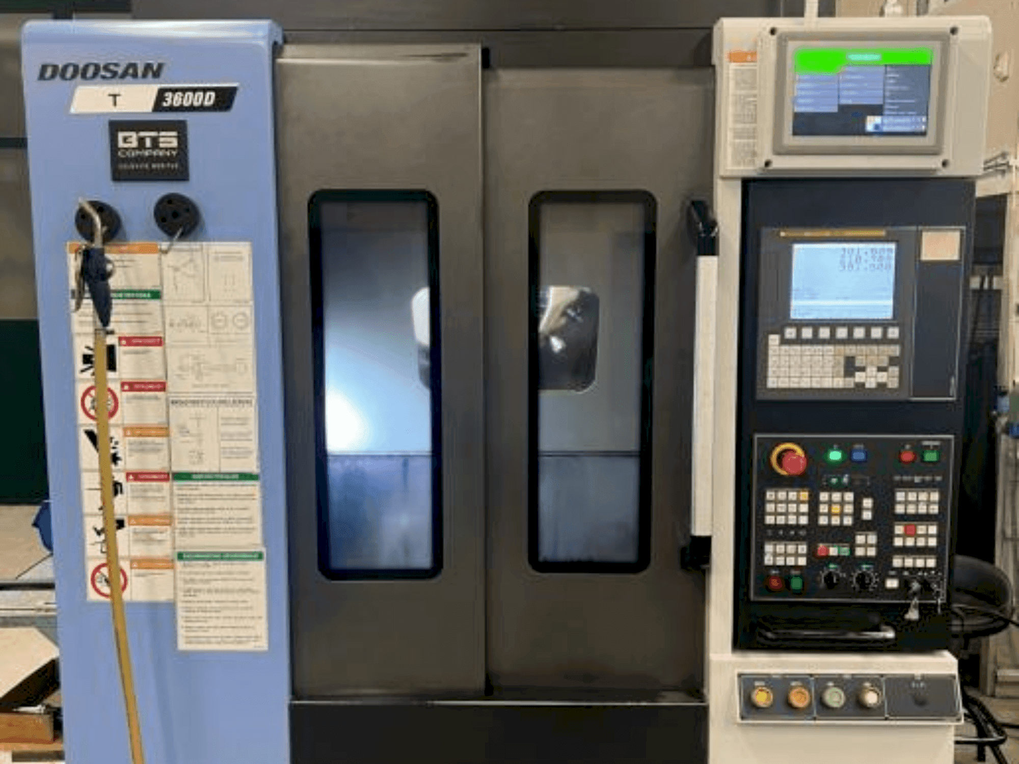 Widok z przodu maszyny DOOSAN T3600 D