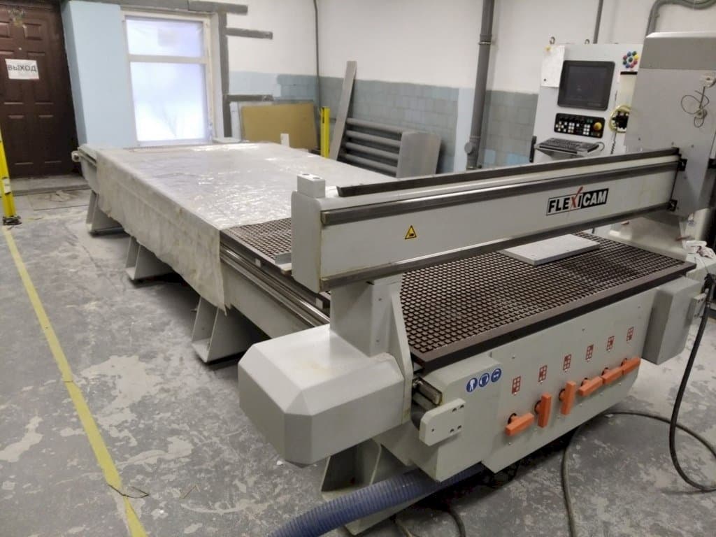 Widok z przodu maszyny Becker FLEXICAM 1540