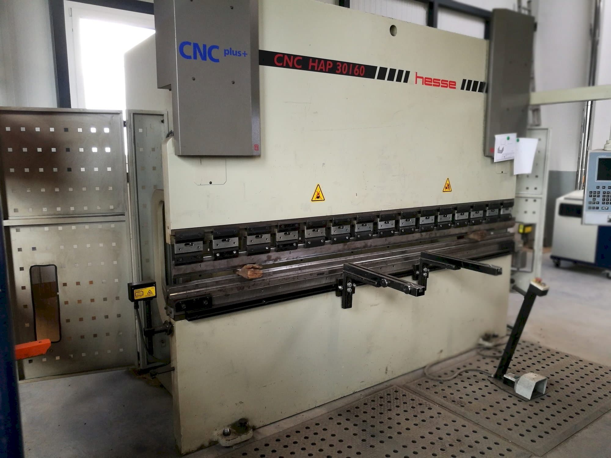 Widok z przodu maszyny Hesse CNC HAP 30160