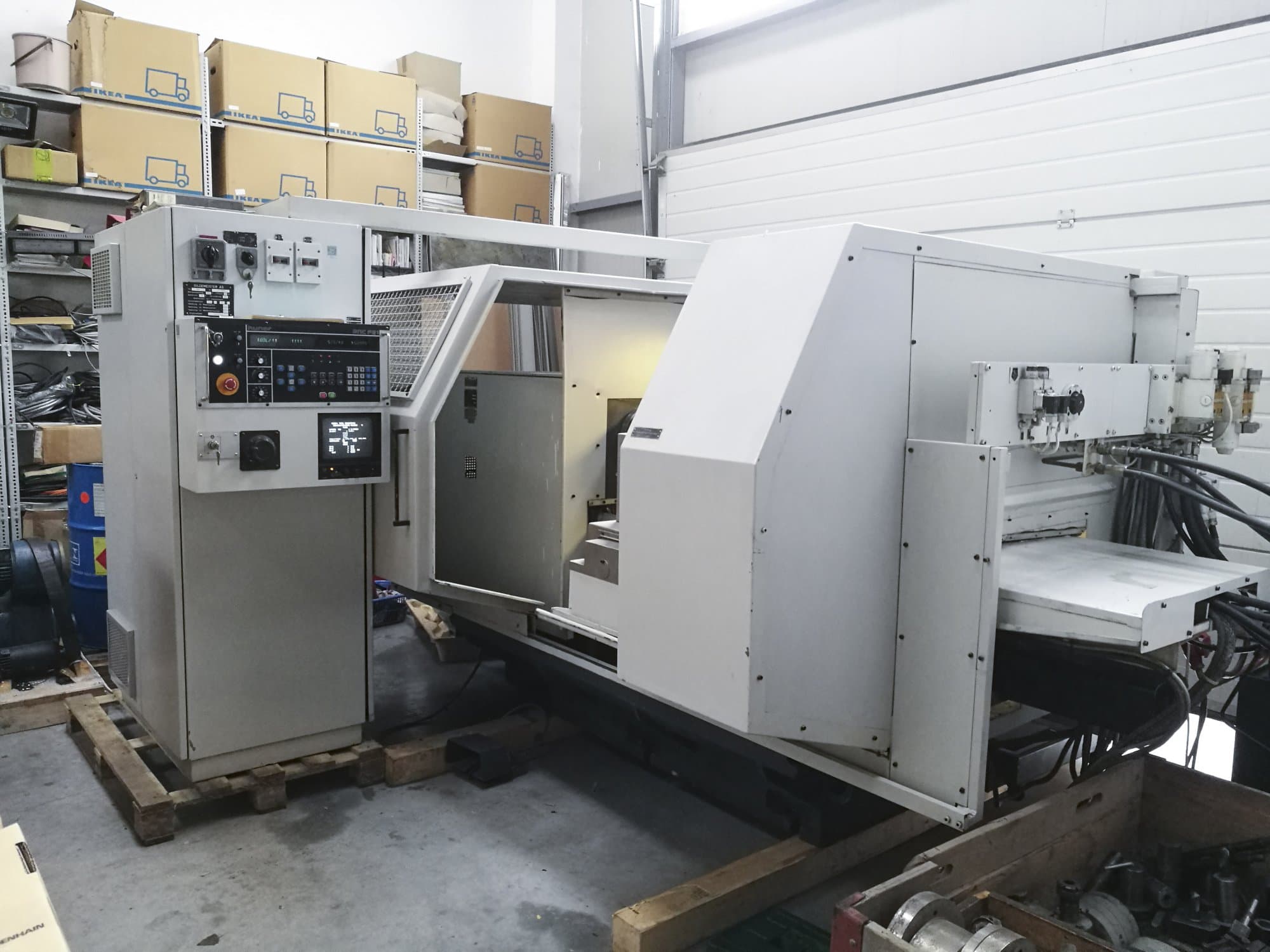 Widok z prawej maszyny Gildemeister RNF 40/200
