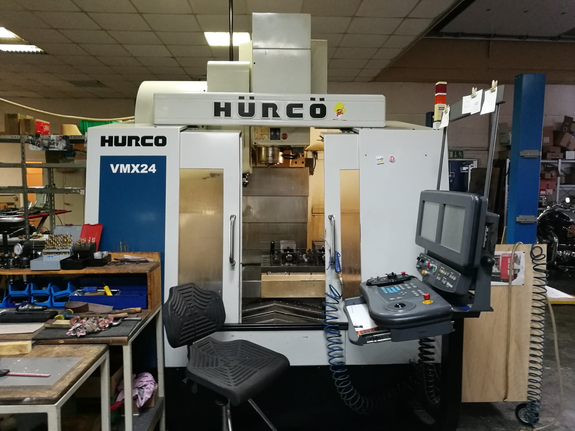 Widok z przodu maszyny Hurco VMX24