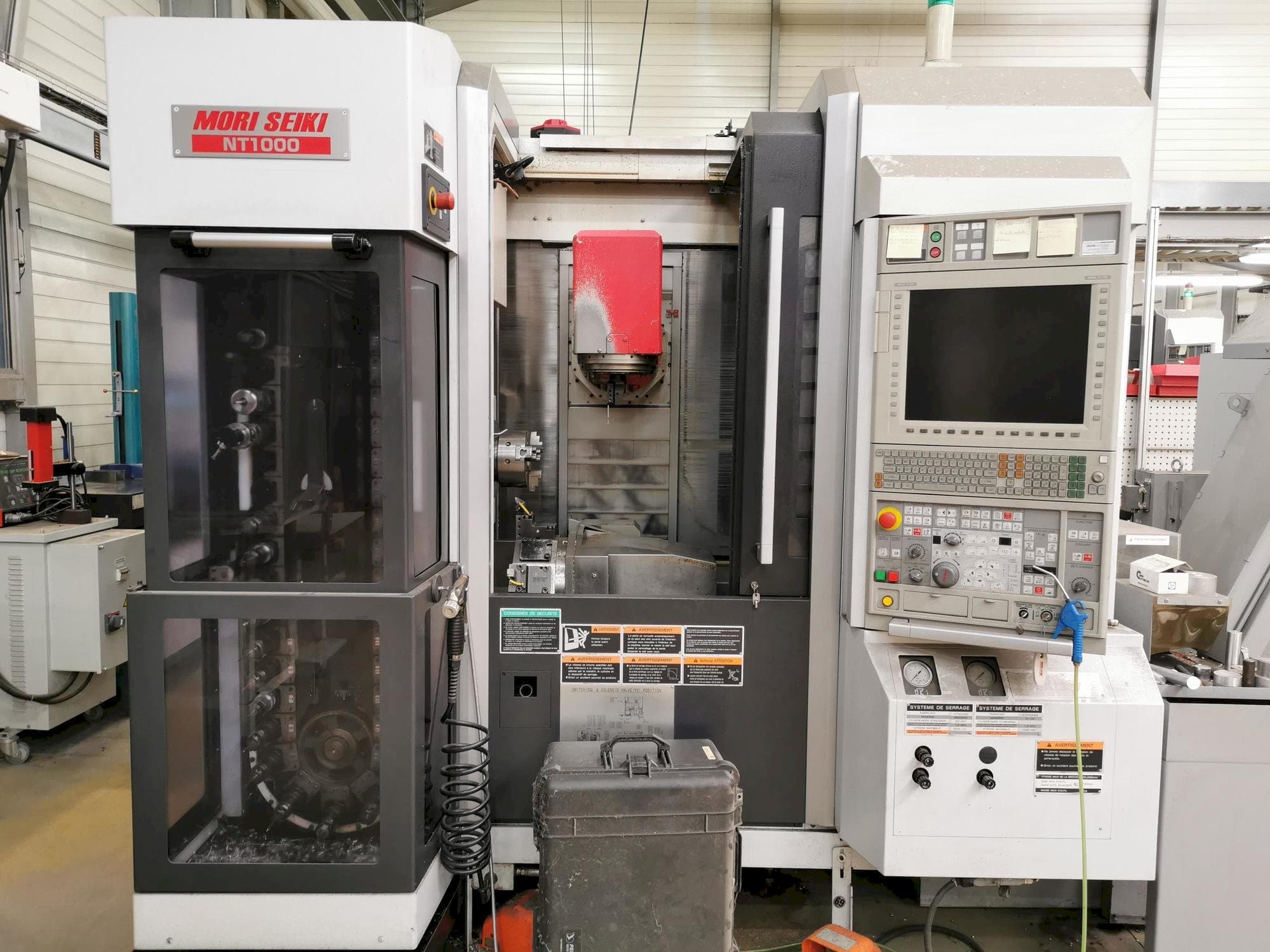 Widok z przodu maszyny MORI SEIKI NT 1000