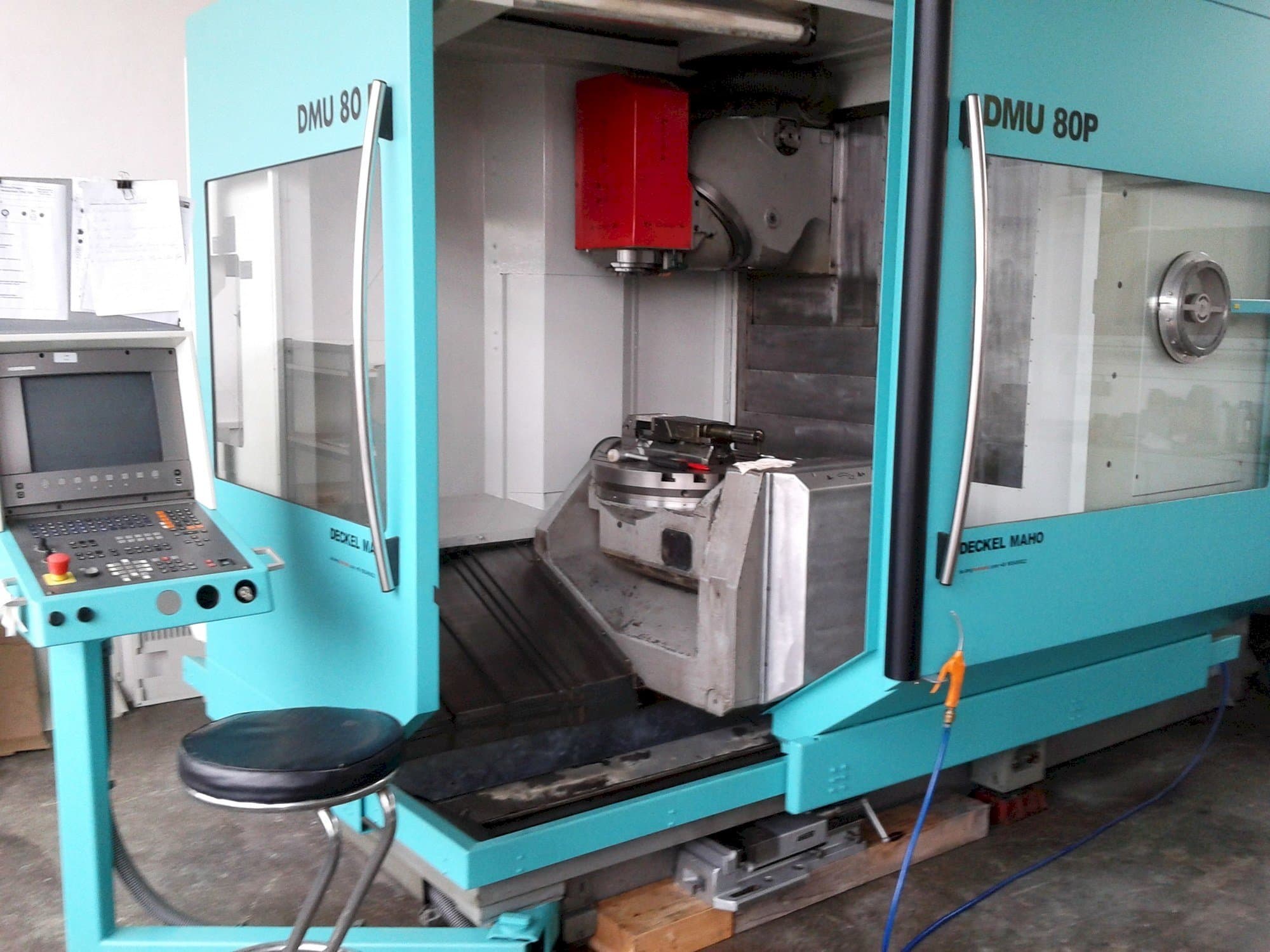 Widok z przodu maszyny DECKEL MAHO DMU 80P