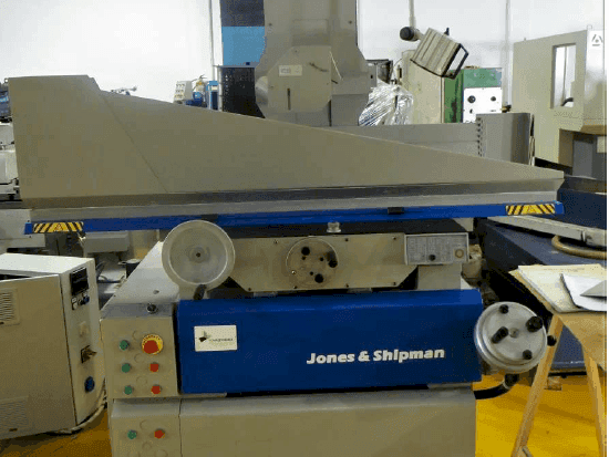 Widok z przodu maszyny Jones & Shipman 1400 E