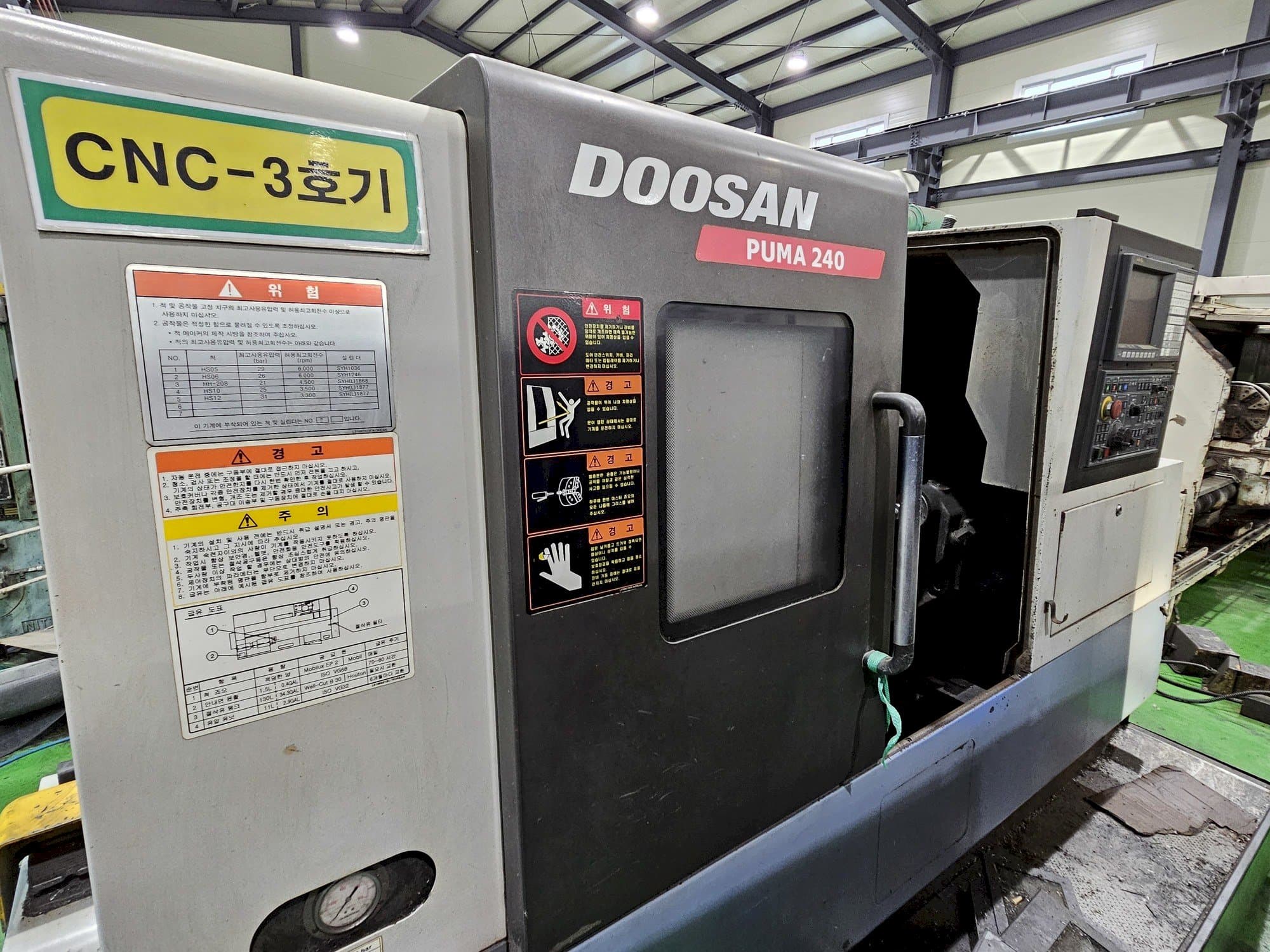 Widok z przodu maszyny Doosan Puma 240