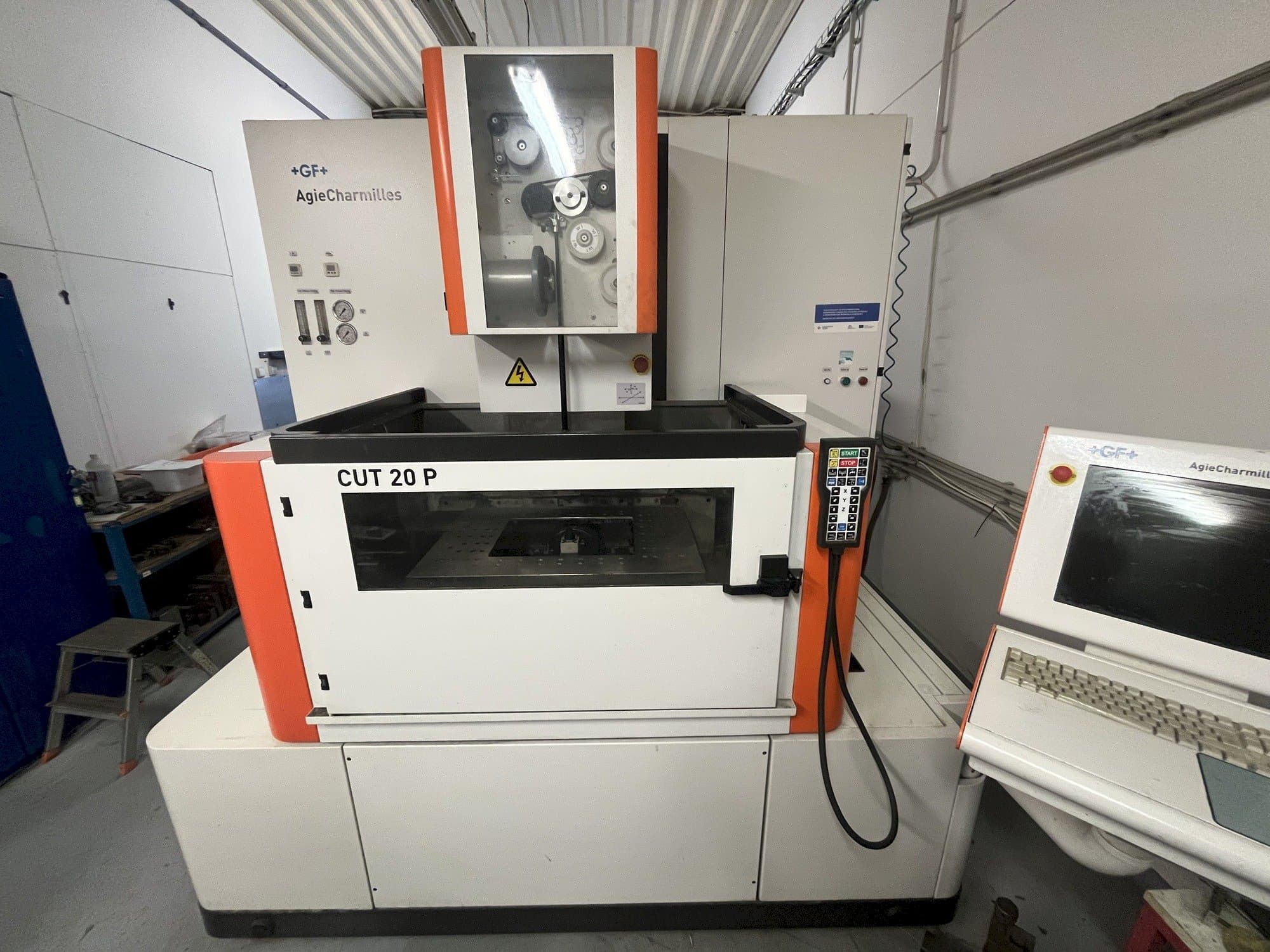 Widok z przodu maszyny AgieCharmilles CUT 20 P