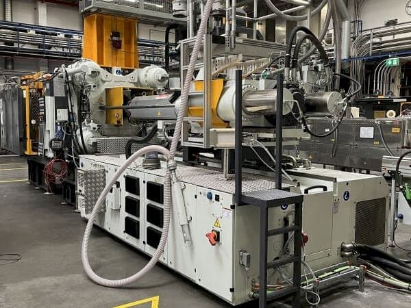 Widok z przodu maszyny Engel DUO 4550/650