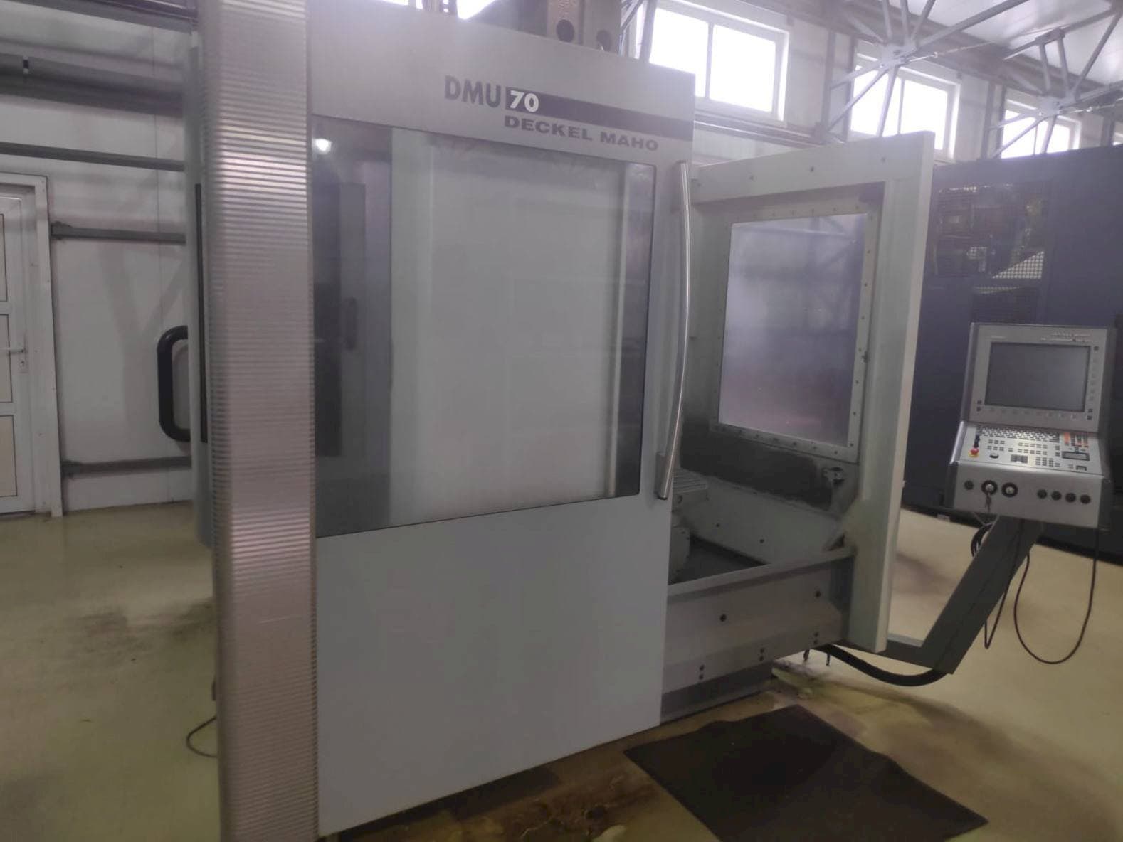 Widok z przodu maszyny DECKEL MAHO DMU 70