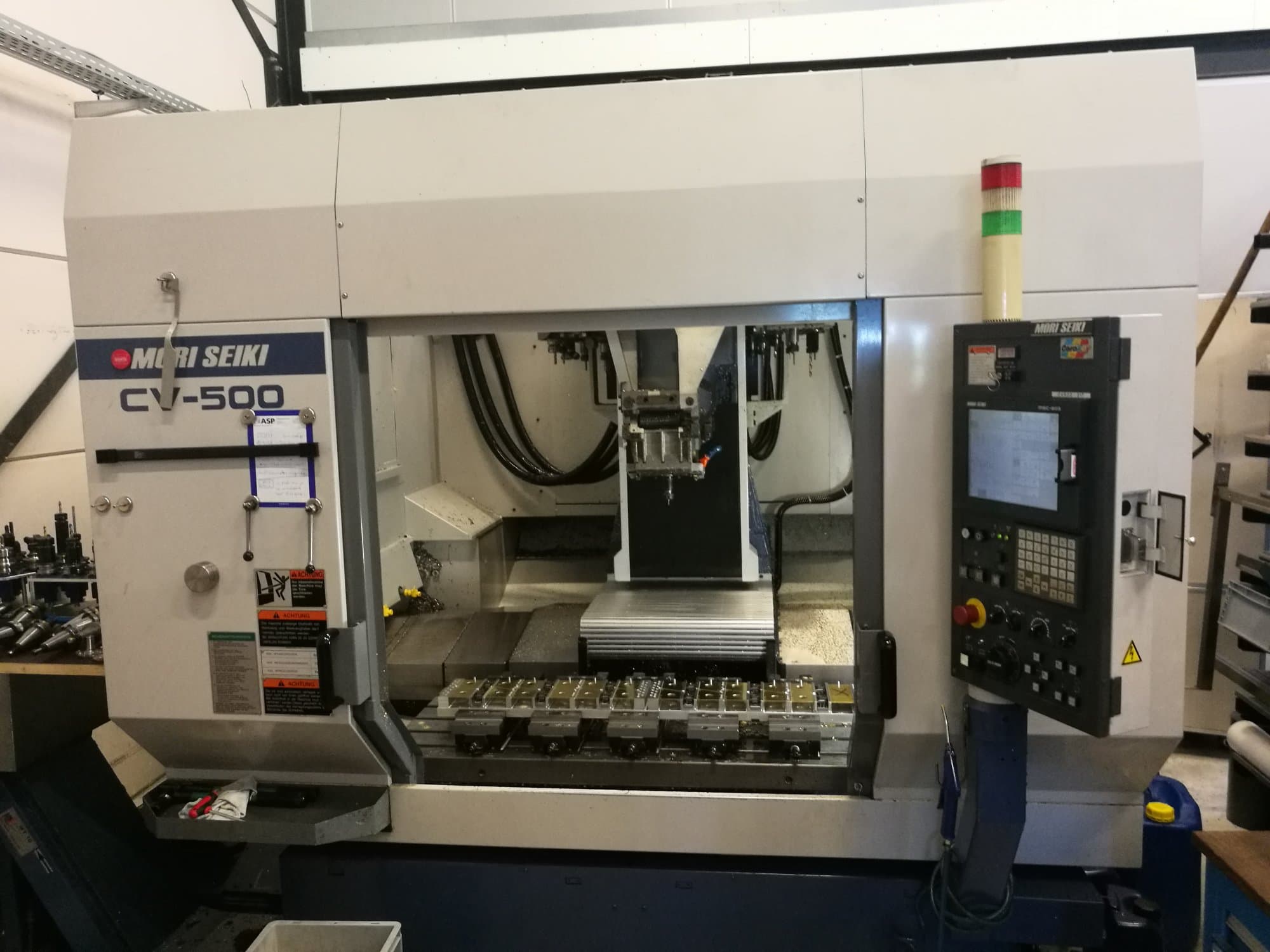 Widok z przodu maszyny MORI SEIKI CV-500B