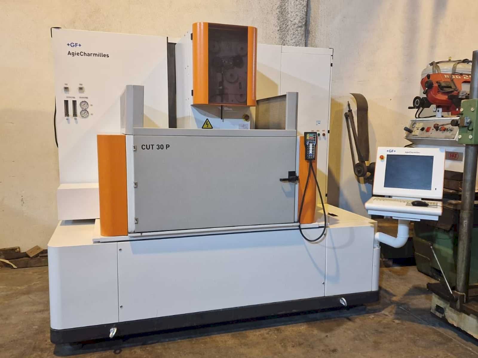 Widok z przodu maszyny AgieCharmilles CUT 30P