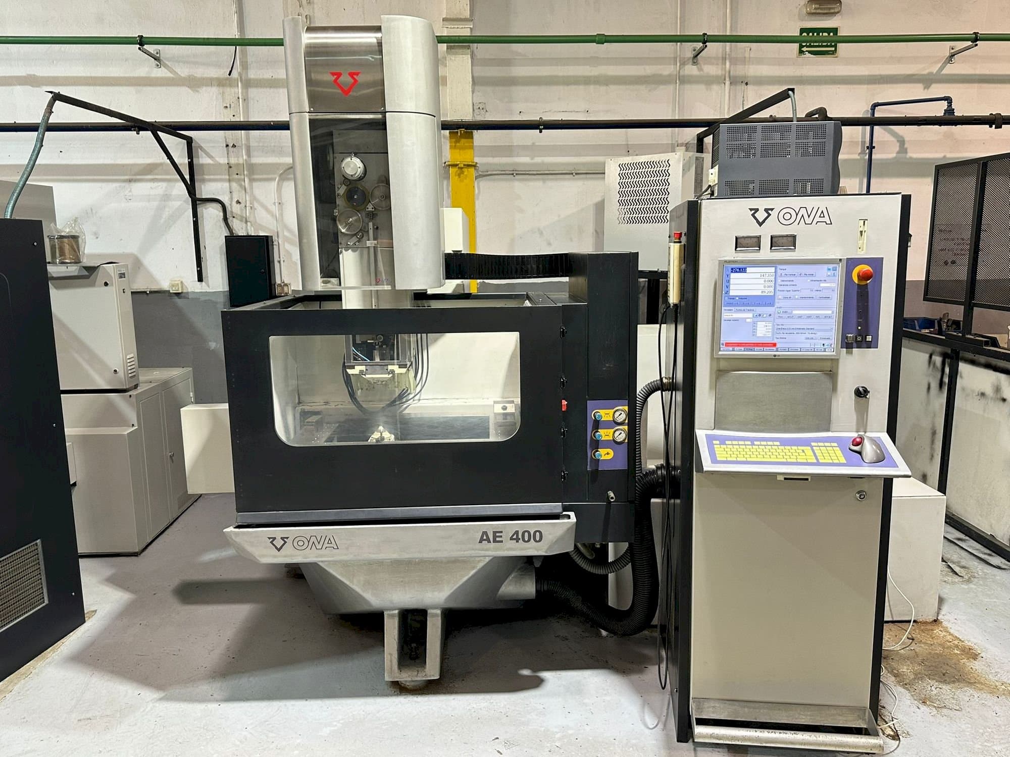 Widok z przodu maszyny ONA AE400
