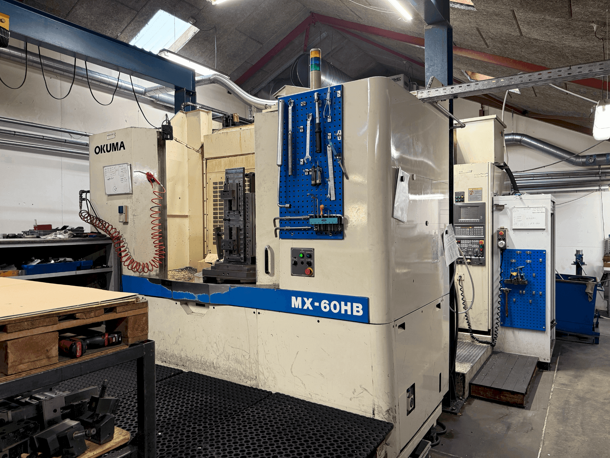 Widok z przodu maszyny Okuma MX-60HB