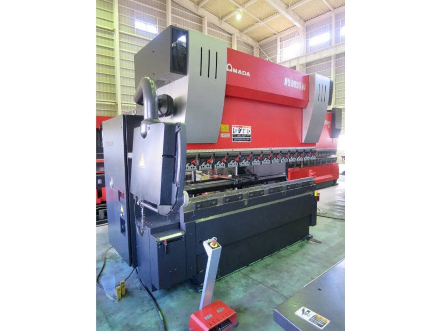 Widok lewej strony maszyny AMADA HD 8025NT