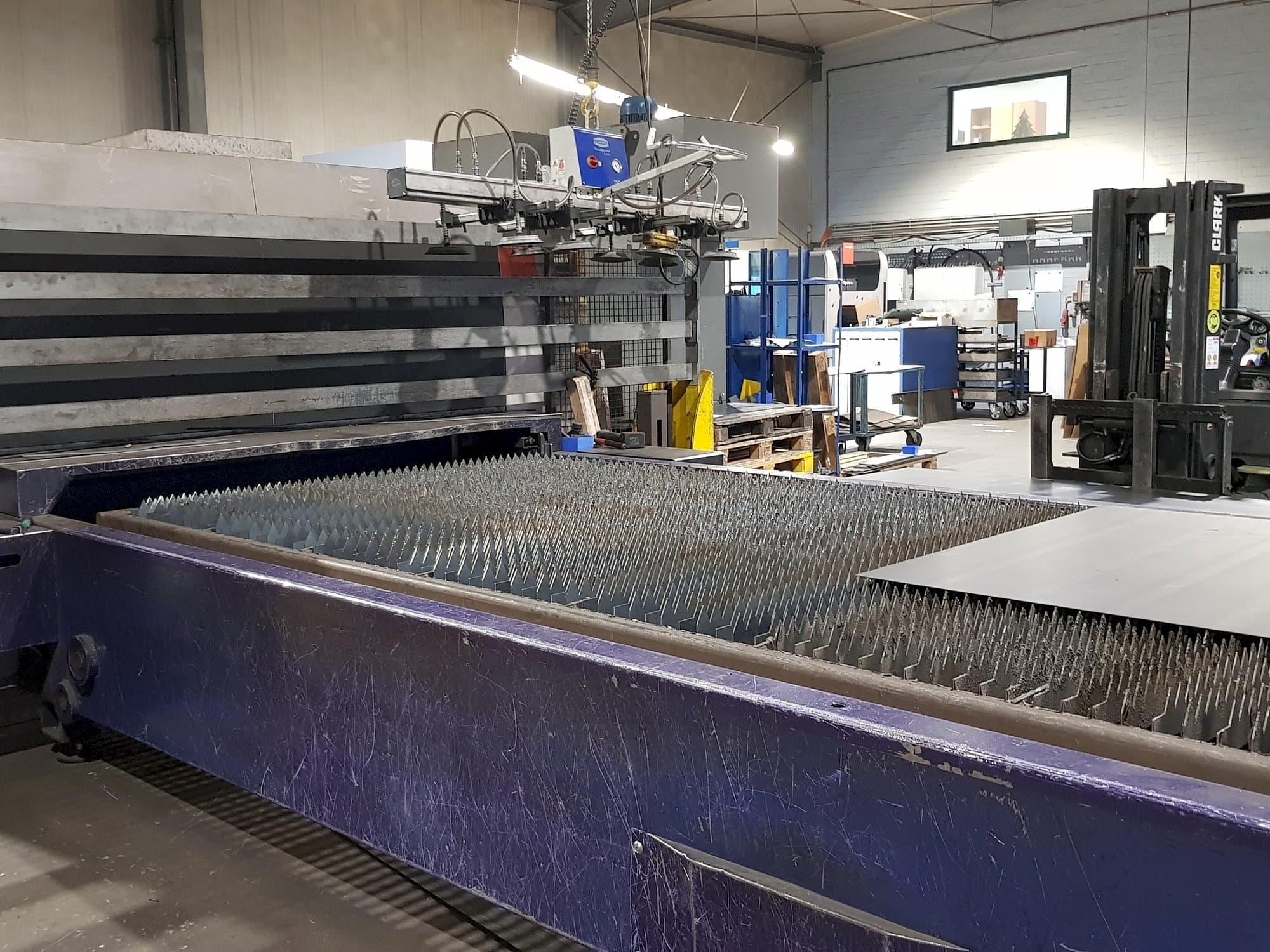 Widok z przodu maszyny Bystronic Fiber 4000x2000