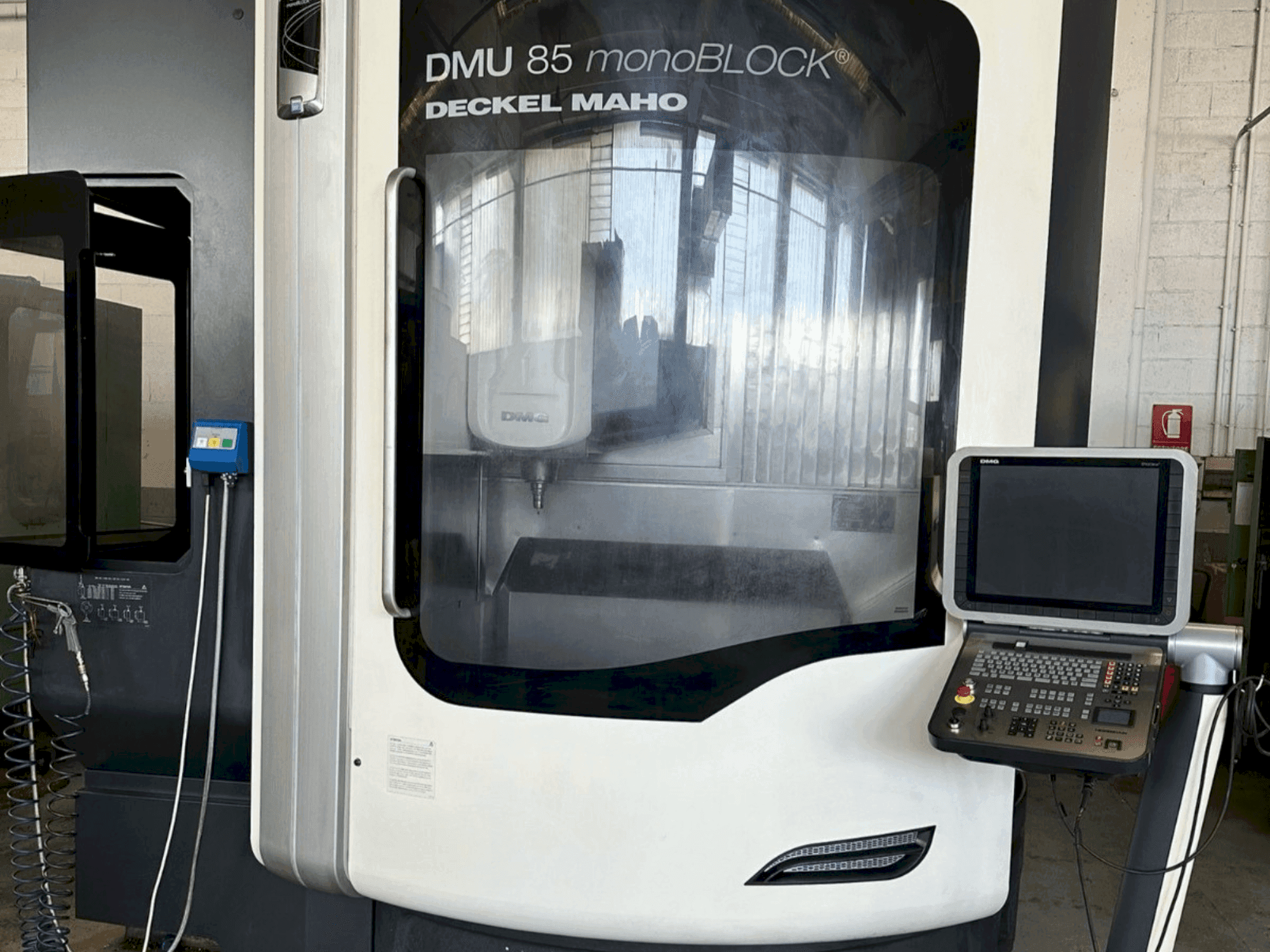 Widok z przodu maszyny DMG DECKEL MAHO DMU 85 Monoblock
