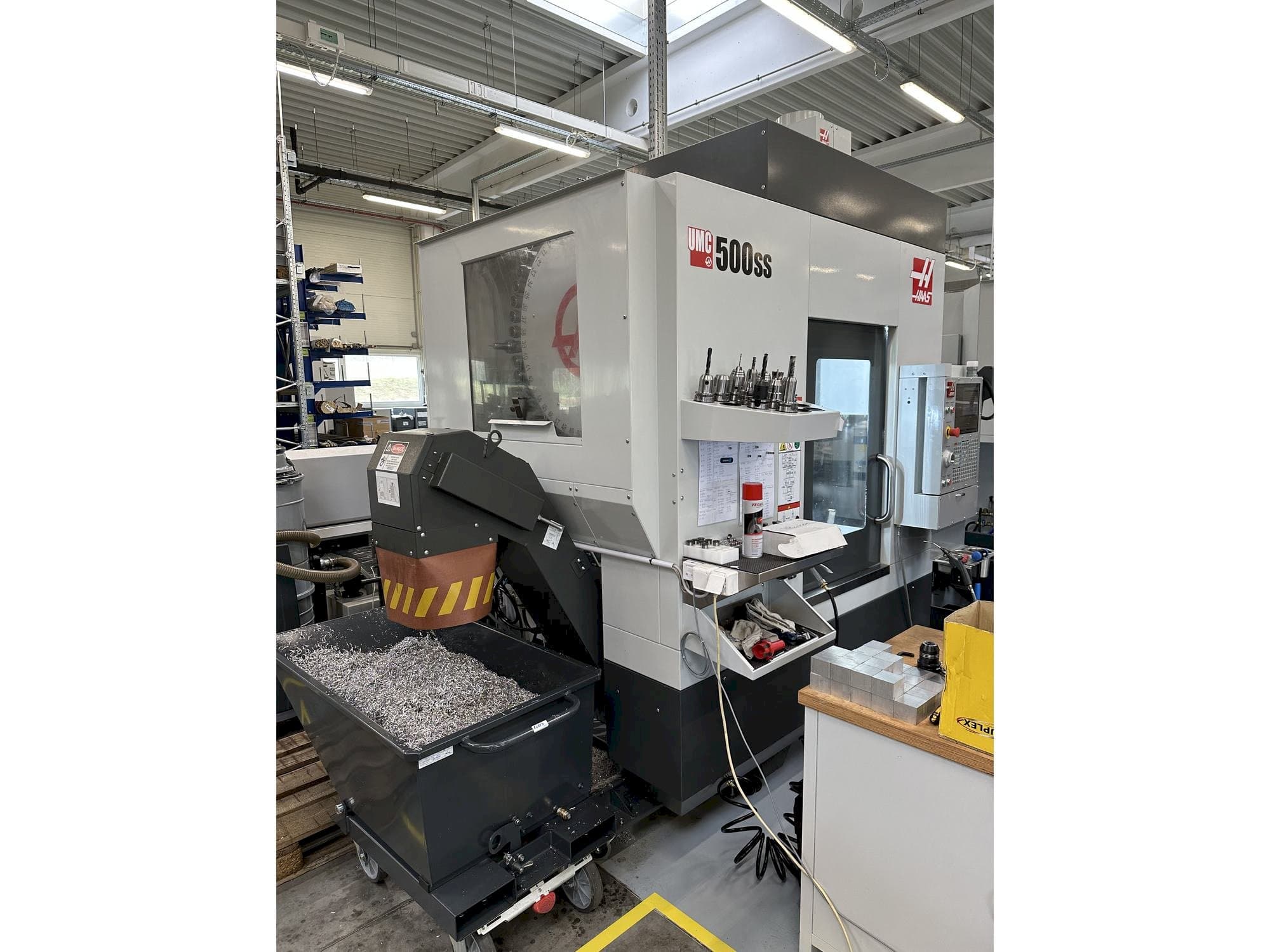 Widok z przodu maszyny HAAS UMC-500SS