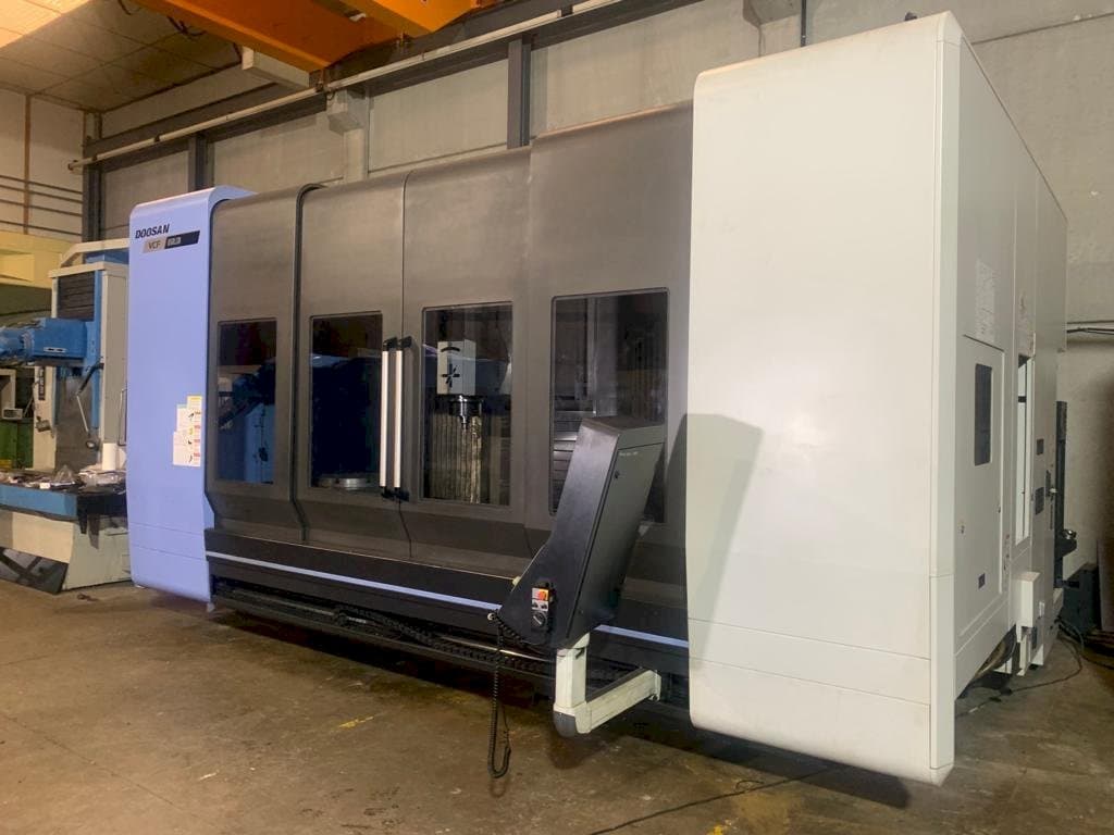 Widok z przodu maszyny Doosan VCF 850 LSR