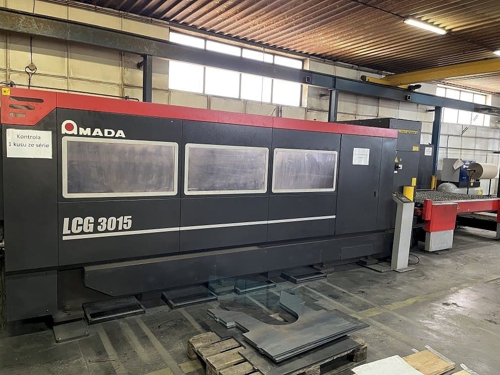 Widok z przodu maszyny AMADA LCG 3015
