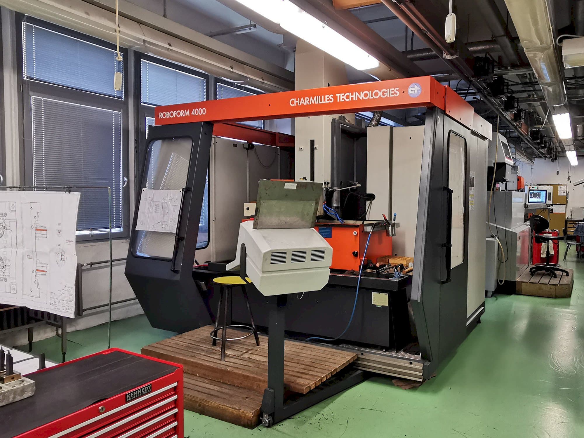 Widok z przodu maszyny CHARMILLES Roboform 4000