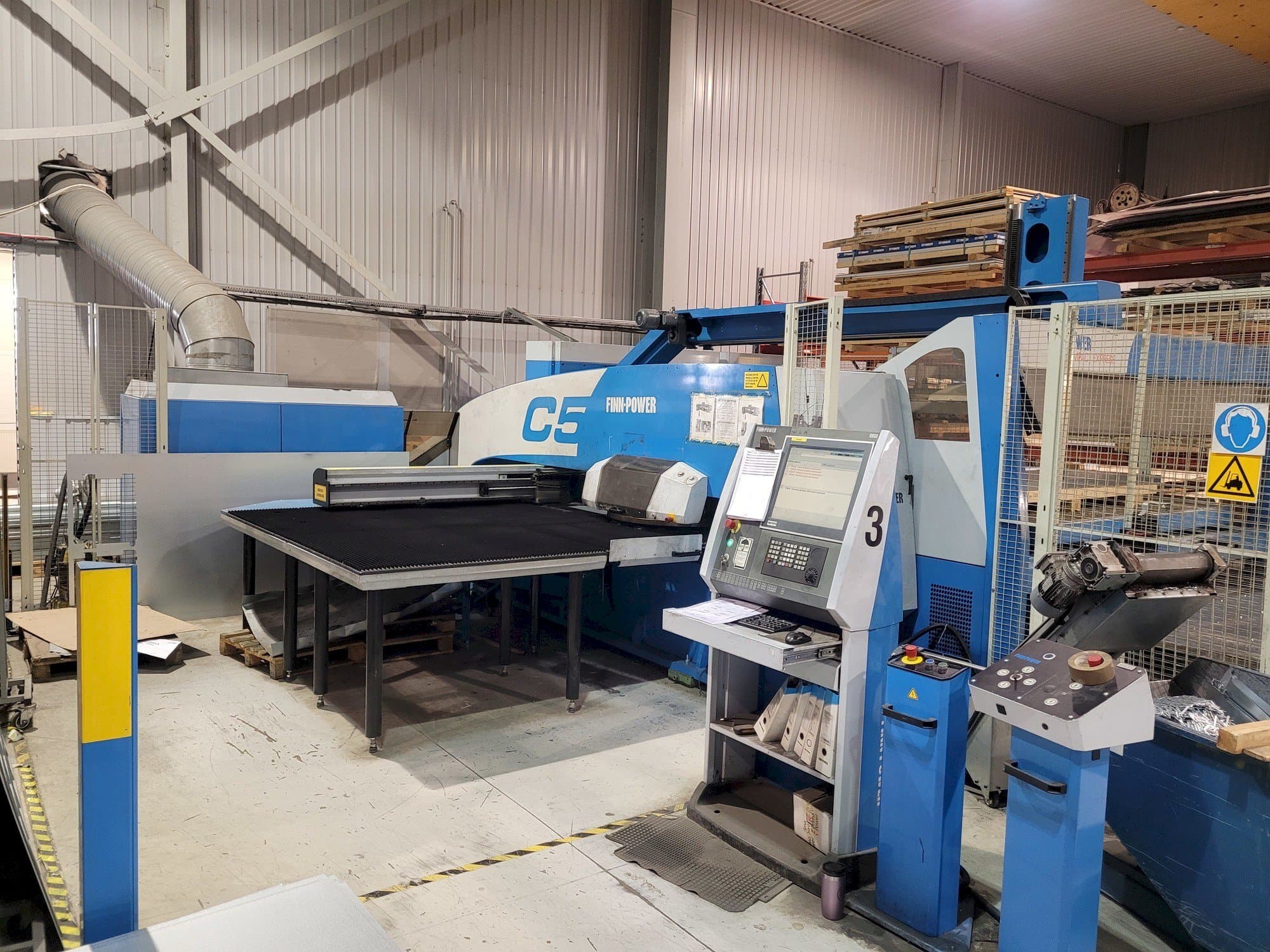 Widok z przodu maszyny Finn-Power C5 12 43 with Compact Express