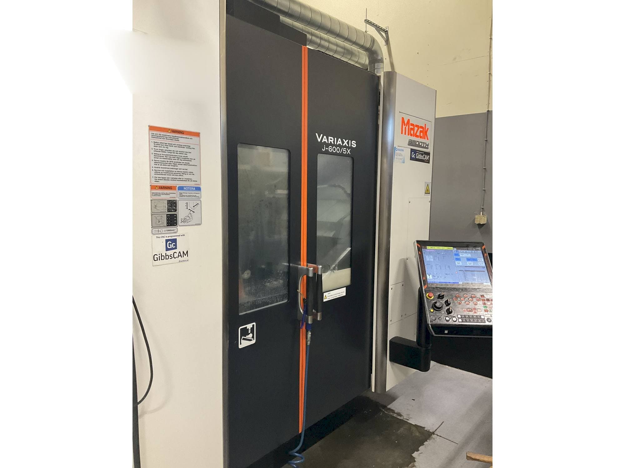 Widok z przodu maszyny Mazak Variaxis J-600