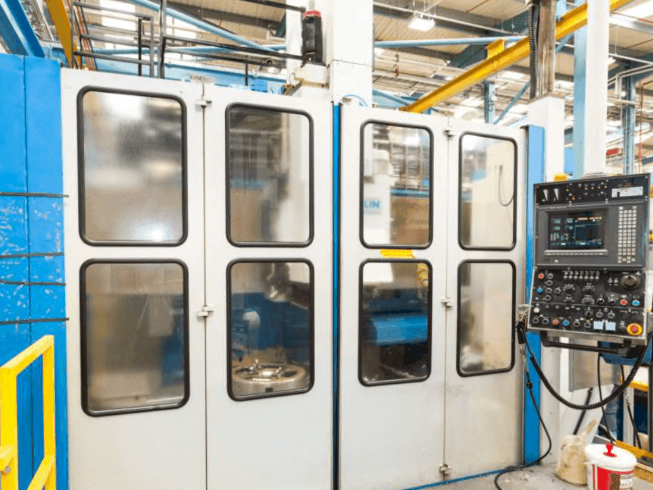 Widok z przodu maszyny TOS SKIQ 20 CNC