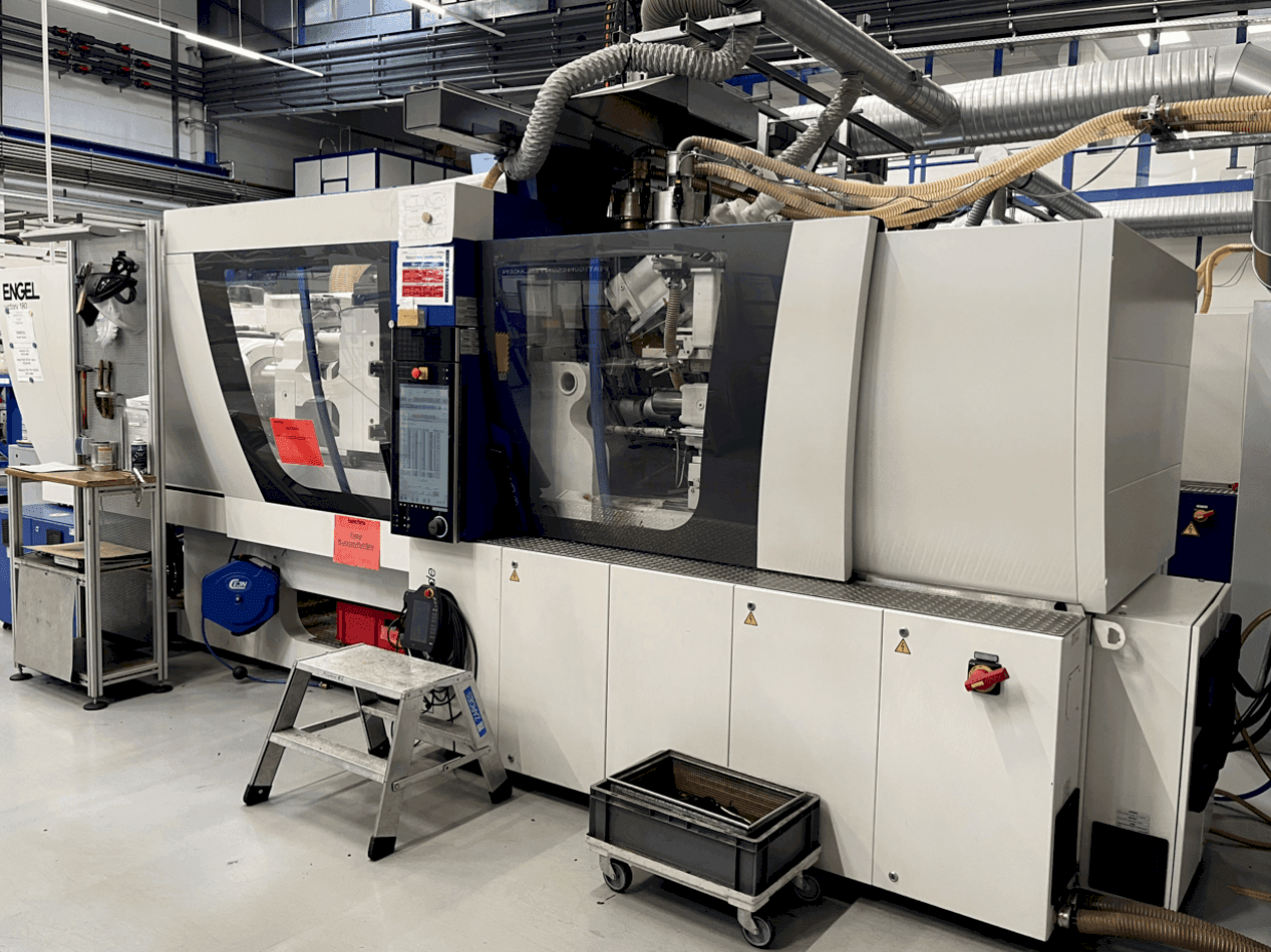 Widok z przodu maszyny Engel Victory 200H 60W 180