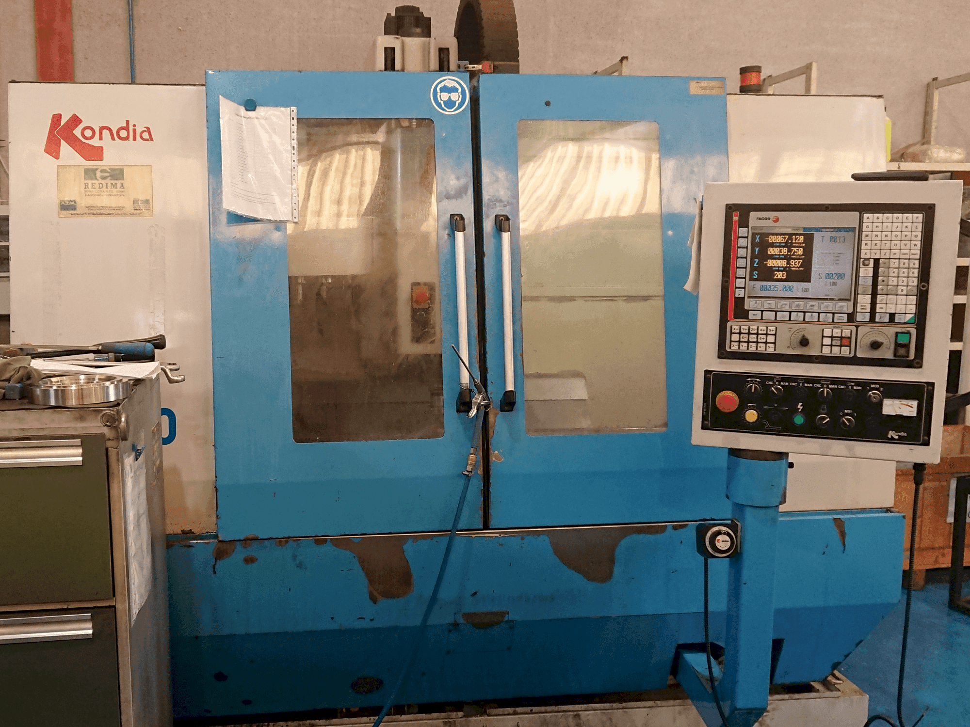 Widok z przodu maszyny KONDIA B-1050