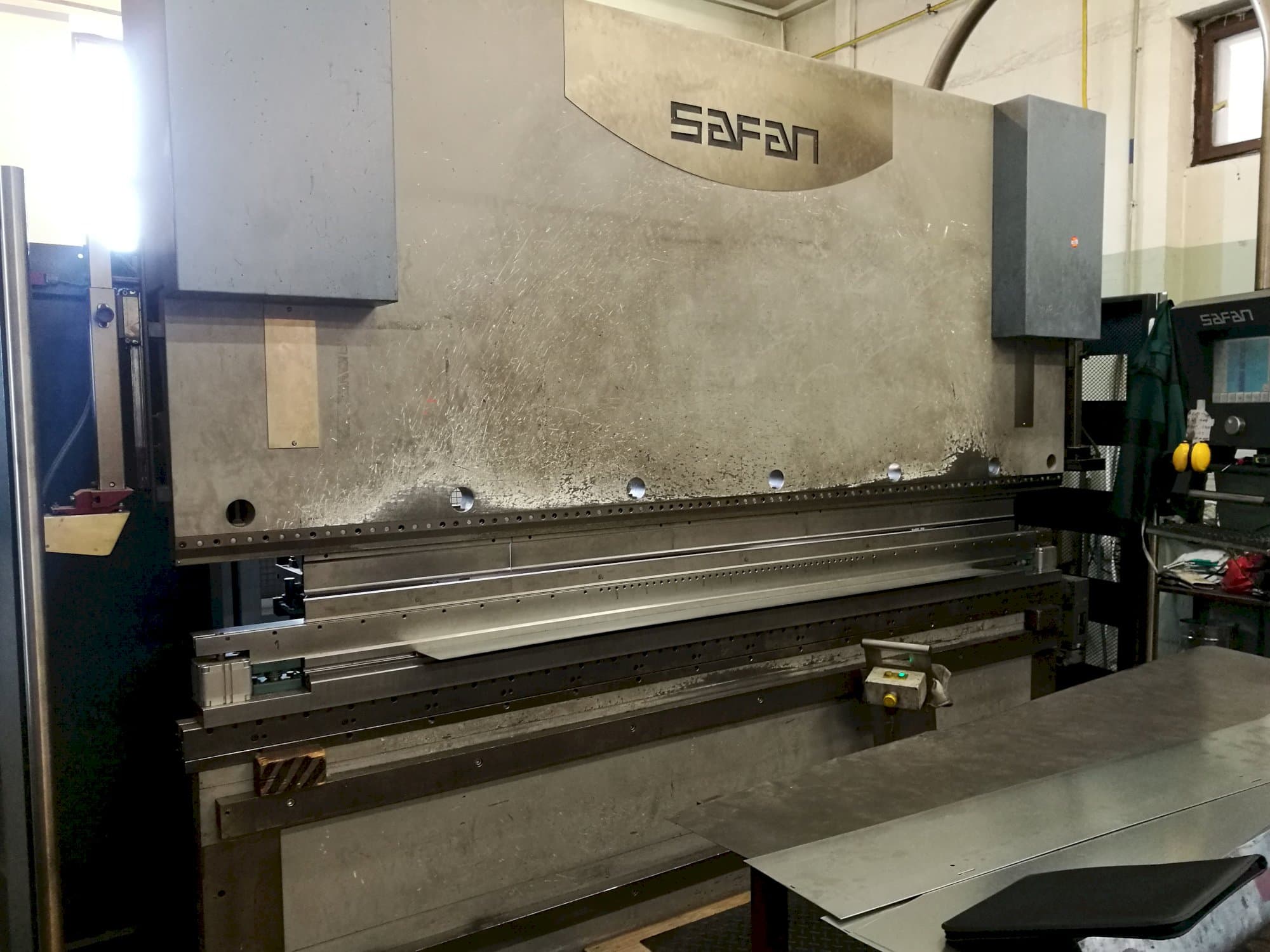 Widok z lewej maszyny Safan CNCL-K 120-3100 TS1