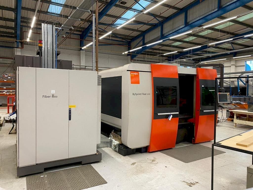 Widok z przodu maszyny Bystronic BySprint Fiber 3015