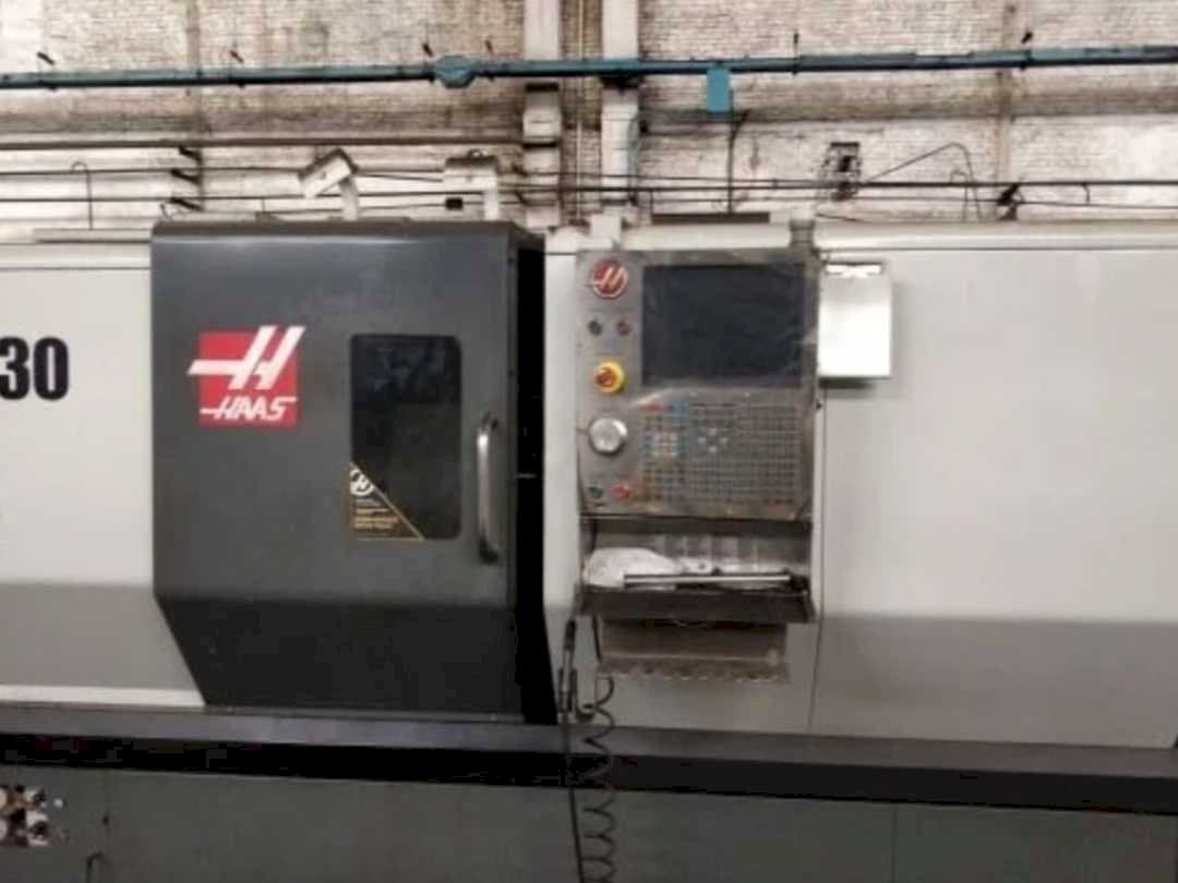 Widok z przodu maszyny HAAS ST-30