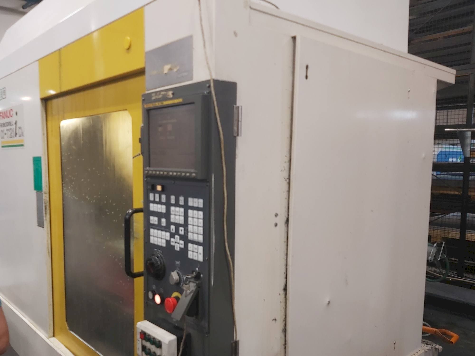 Widok z przodu maszyny FANUC Robodrill Alpha T21D