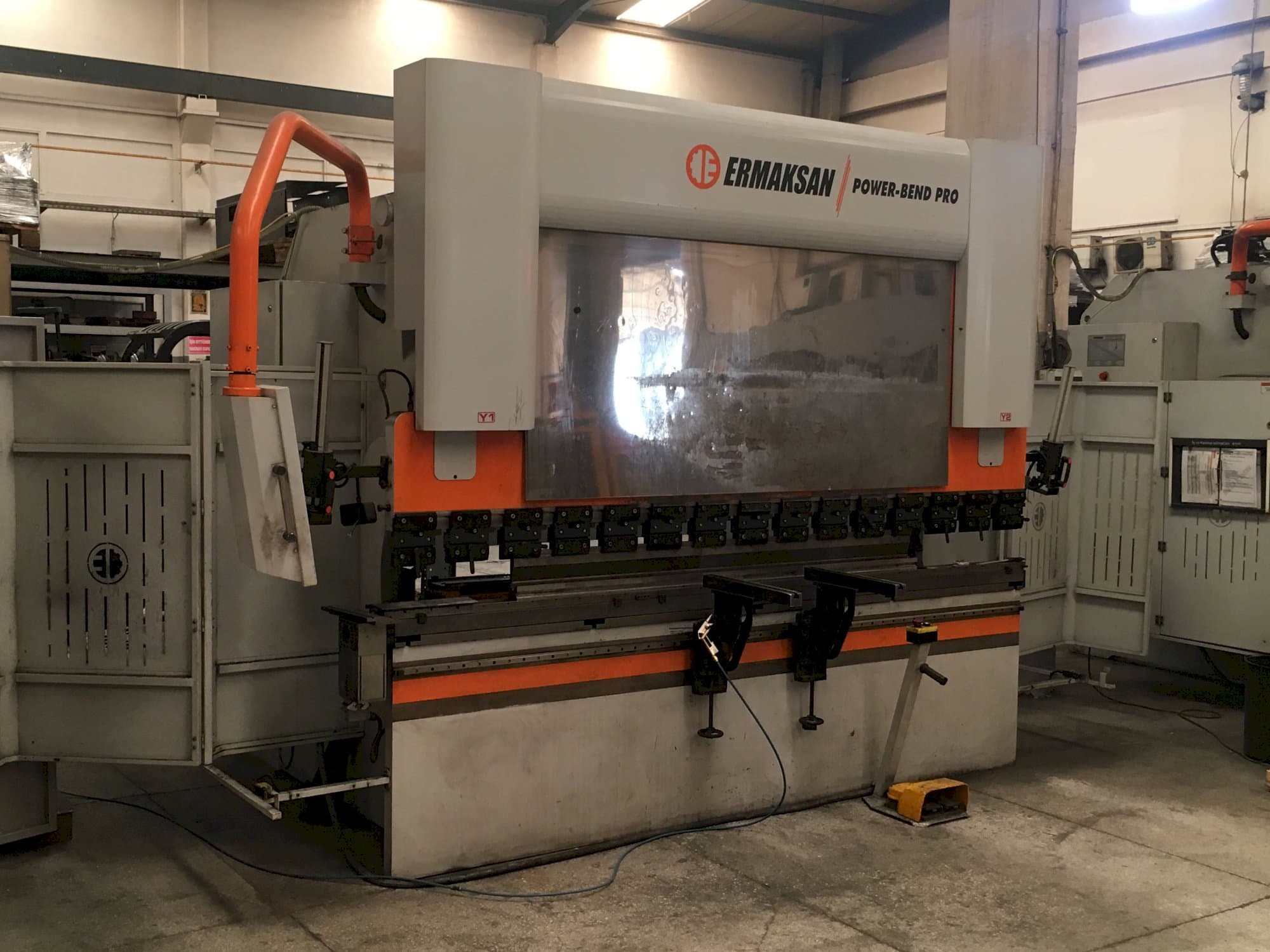 Widok z lewej maszyny ERMAKSAN POWER-BEND PRO 3100x135